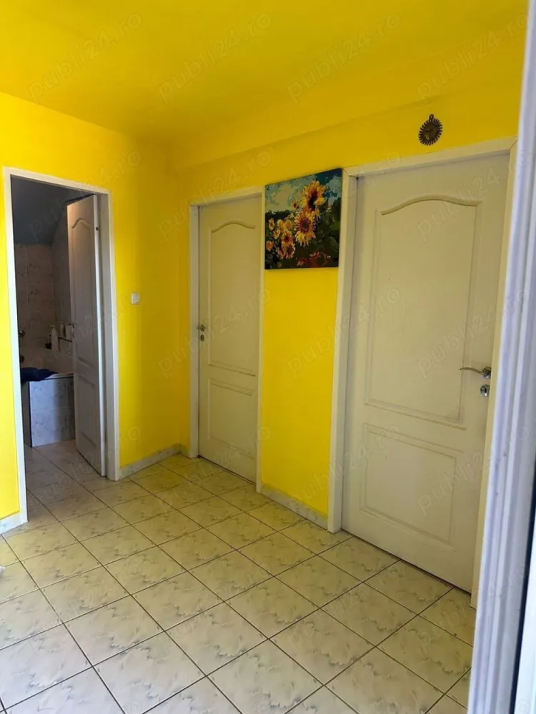 Ag BRASADAS vinde apt. 4 cam 140 mp Etj.1 + mansardă. - Agenția BRASADAS vinde apartament dispus pe 2 nivele:
-la etajul 1: 50 mp: hol, cabinet, wc de serviciu și bucătărie;
-la mansardă: 90 mp: hol, 3 camere, 2 băi cu vană fiecare, terasă închisă și balcon;
-la subsolul casei are o boxă de apoximativ 16 mp și
-parte din curtea comună care este accesibilă autoturismelor.

Are încălzire în pardosea, curent trifazic, este folosit ca locuință și cabinet psihologic, însă este pretabil pentru sediu de firmă sau doar pentru locuință ori pentru închiriere la elevi, fiind foarte aproape de majoritatea liceelor din municipiu. 

Acoperișul este din două ape, refăcut complet în 2013, căptușit cu vată minerală, iar la ambele nivele are câte un aer condiționat, ambele montate în 2021. Încălzirea este pe bază de apă în pardosea și se realizează cu centrală în condensare (pe gaz).
Mobilierul din cele 3 băi și din două dormitoare este inclus în preț. Vasele wc din băi sunt suspendate și au sisteme Geberit.

Teii din fața casei asigură parfumul casei în fiecare primăvară, iar dormitoarele dispuse spre curte și având geamuri termopane, estompează gălăgia orașului și asigură liniștea necesară pentru un somn odihnitor.

www.brasadas.com.