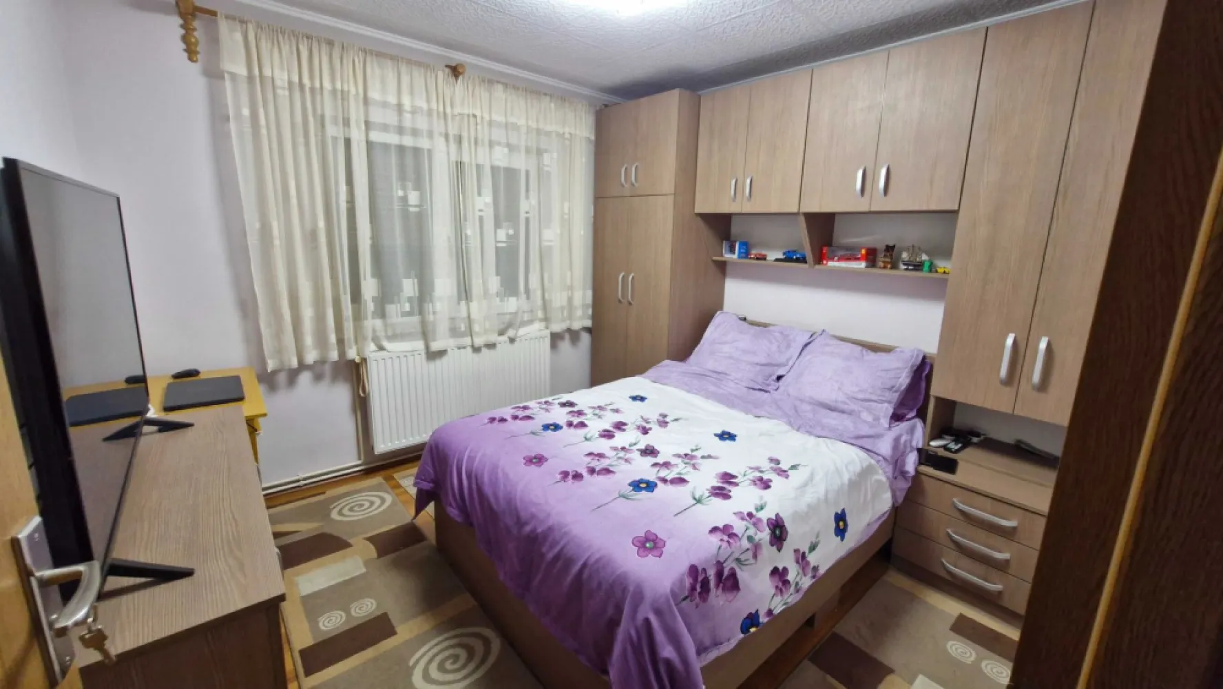 BRASADAS vinde ap 3 cam etaj 4/4 in Micro 16. - Agenția imobiliara BRASADAS vinde apartament cu 3 camere (decomandat) suprafața 90mp. în cartierul Micro 16, etajul 4/4, cu acoperiş, 2 balcoane închise, 2 baie, bucătărie. Instalația electrică schimbată, aer conditionat, centrală pe gaz, geamuri termopane şi loc de parcare rezervat. 
Www.brasadas.com.