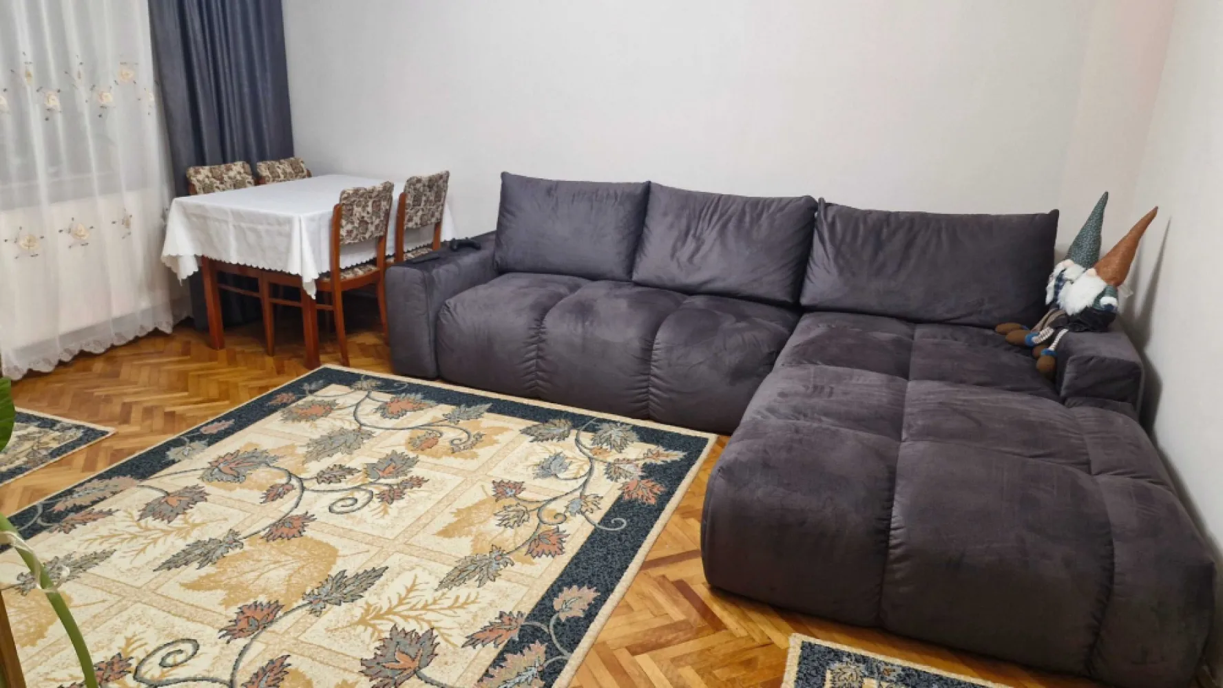 BRASADAS vinde ap 3 cam etaj 4/4 in Micro 16. - Agenția imobiliara BRASADAS vinde apartament cu 3 camere (decomandat) suprafața 90mp. în cartierul Micro 16, etajul 4/4, cu acoperiş, 2 balcoane închise, 2 baie, bucătărie. Instalația electrică schimbată, aer conditionat, centrală pe gaz, geamuri termopane şi loc de parcare rezervat. 
Www.brasadas.com.