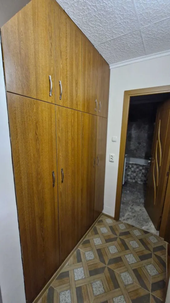 BRASADAS vinde ap 3 cam etaj 4/4 in Micro 16. - Agenția imobiliara BRASADAS vinde apartament cu 3 camere (decomandat) suprafața 90mp. în cartierul Micro 16, etajul 4/4, cu acoperiş, 2 balcoane închise, 2 baie, bucătărie. Instalația electrică schimbată, aer conditionat, centrală pe gaz, geamuri termopane şi loc de parcare rezervat. 
Www.brasadas.com.
