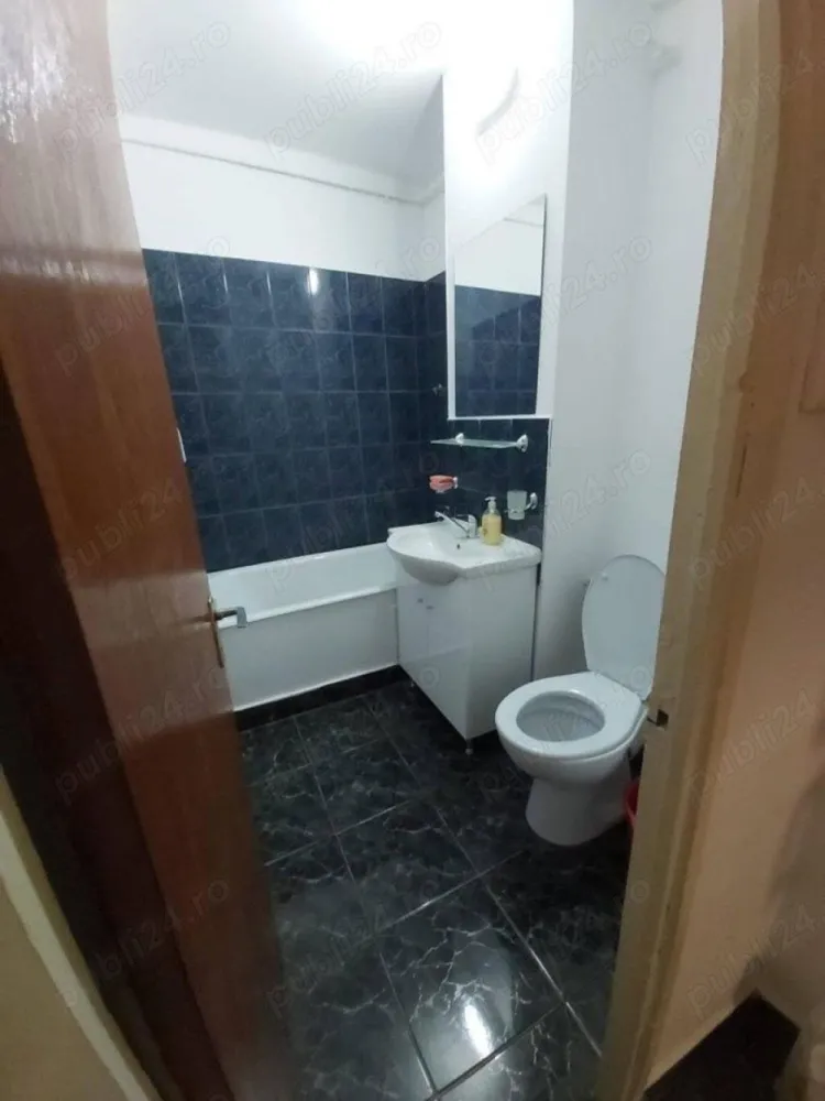 Garsoniera Doamna Ghica - PROPRIETAR vând garsonieră in zona Doamna Ghica, confort 1, decomandata, 33 mp, etaj 10, terasa ok, cu etaj tehnic deasupra (baie și camera). Garsoniera este proaspăt igienizata, mobilata recent, se vinde cu tot ce este in poze, mobilier, frigider, mașină de spălat, aragaz. La baie exista boiler pt situații neprevăzute. Garsoniera este situata pe mijloc, iar tavanul in camera este refăcut cu vata de sticla și placat cu polistiren expandat. Blocul are lift modern, este monitorizat video și intra acum in procesul de reabilitare. Este construit in 1980, nu are risc seismic sau urgenta, așa ca se poate vinde cu orice tip de credit. Este ideala pt locuit, dar și pt investiție, se închiriază cu 300 euro luna.