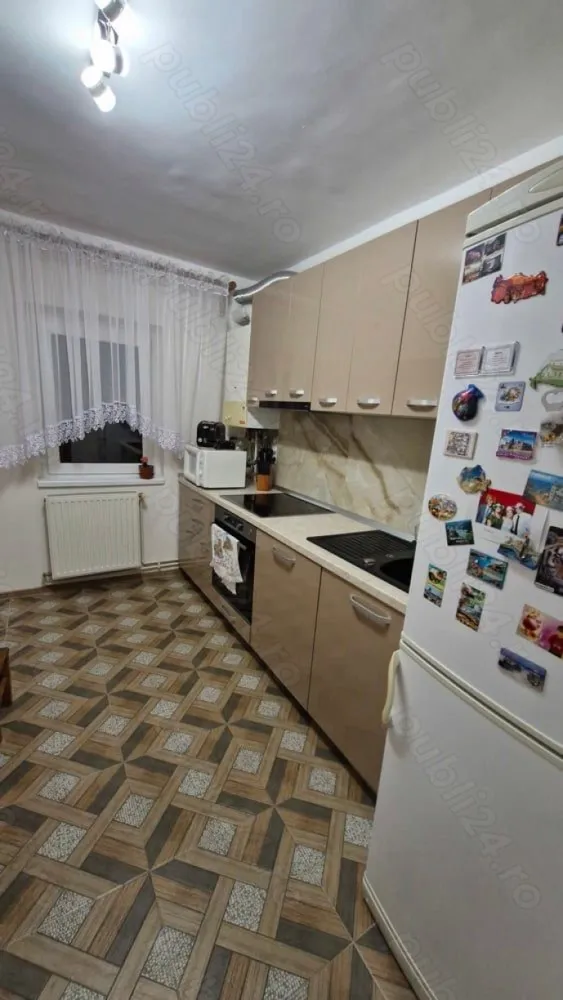 Vând apartament - Vând apartament cu 3 camere (decomandat) suprafața 95mp în cartierul Micro 16, etajul 4, cu acoperiş, 2 balcoane închise, 2 baie, bucătărie. Instalația electrică schimbată, aer conditionat, centrală pe gaz, geamuri termopane şi loc de parcare rezervat. Apartamentul se află pe Strada Crizantemei vizavi cu Liceul George Emil Palade.
Prețul este de 80.000 euro
Contact