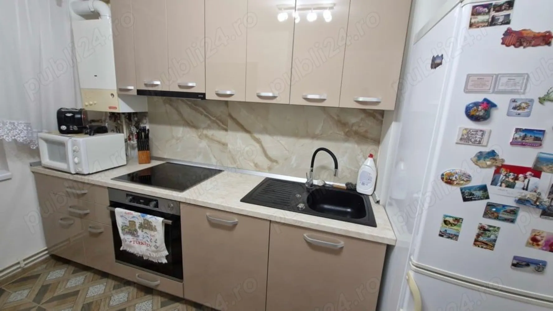 Vând apartament - Vând apartament cu 3 camere (decomandat) suprafața 95mp în cartierul Micro 16, etajul 4, cu acoperiş, 2 balcoane închise, 2 baie, bucătărie. Instalația electrică schimbată, aer conditionat, centrală pe gaz, geamuri termopane şi loc de parcare rezervat. Apartamentul se află pe Strada Crizantemei vizavi cu Liceul George Emil Palade.
Prețul este de 80.000 euro
Contact