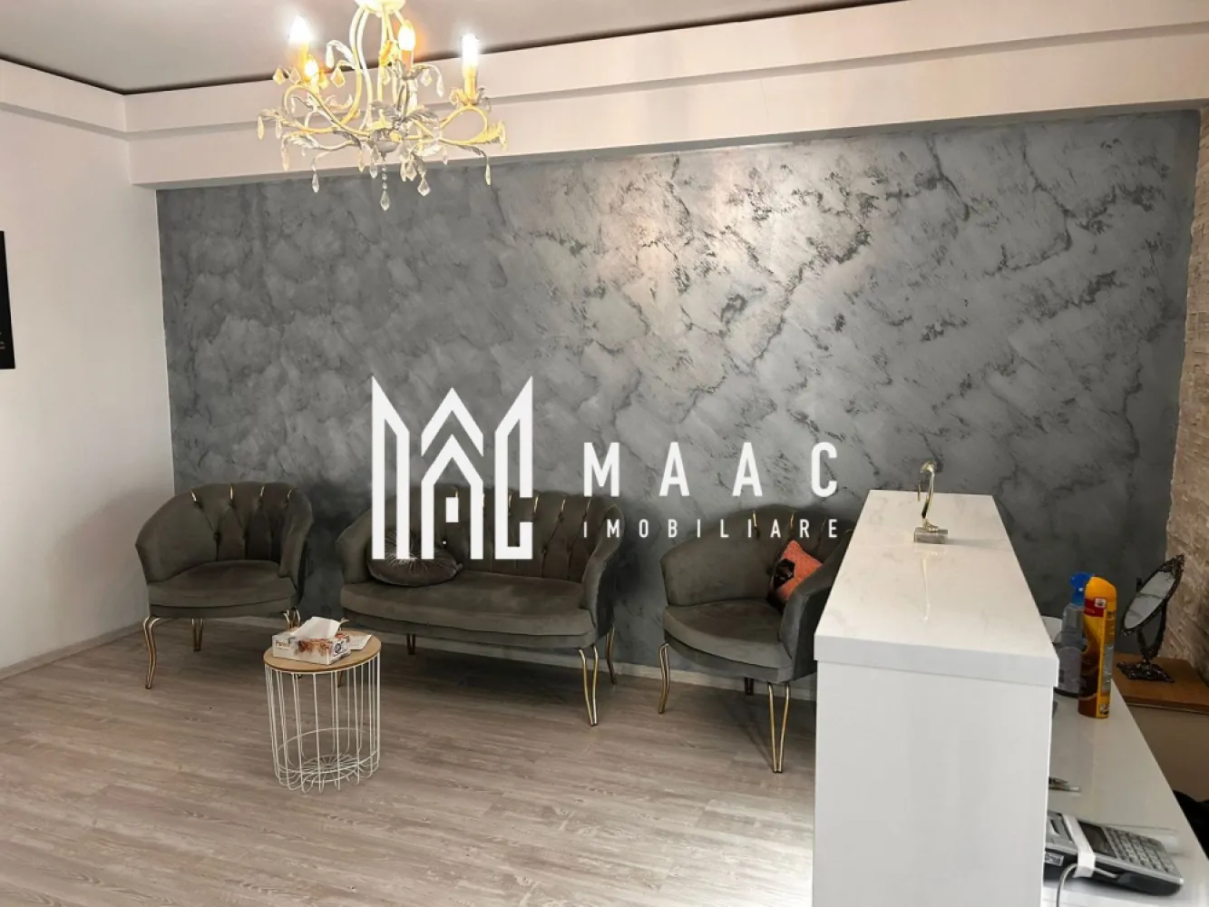 Apartament 4 Camere I Terasă 10.5 mp I Bloc nou I Ramnicu Valcea - Apartament 4 camere în bloc nou – spațiu generos și vedere deosebită în Râmnicu Vâlcea MAAC Imobiliare vă propune spre vânzare un apartament cu adevărat special, situat într-un bloc nou, la etajul 14 din 15, perfect pentru cei care caută confort, lumină naturală și priveliști impresionante. Ce îți oferă acest apartament? 66 mp utili, cu un concept inteligent: living și bucătărie open space de 30 mp, ideal pentru momente relaxante sau întâlniri cu cei dragi. 3 dormitoare spațioase (13, 12 și 7 mp), potrivite pentru odihnă și intimitate. Baie modernă Terasă de 10,5 mp, unde te poți bucura de aer curat și panorame superbe asupra orașului și râului Olt. Apartamentul este renovat, cu bucătărie delimitată și dotat cu aer condiționat pentru un plus de confort. De ce să alegi această proprietate? Bloc construit în 2015, cu spații comune moderne și bine întreținute. Două lifturi rapide pentru acces facil, chiar și în orele aglomerate. Locație excelentă, aproape de magazine, școli și mijloace de transport, cu acces rapid în toate zonele orașului. Aceasta este șansa ta să locuiești într-un apartament modern, într-o zonă dinamică, cu toate facilitățile la îndemână. Pentru detalii suplimentare, consultanță sau programarea unei vizionări, va rugăm să ne contactati specificand ID: CP2779924.