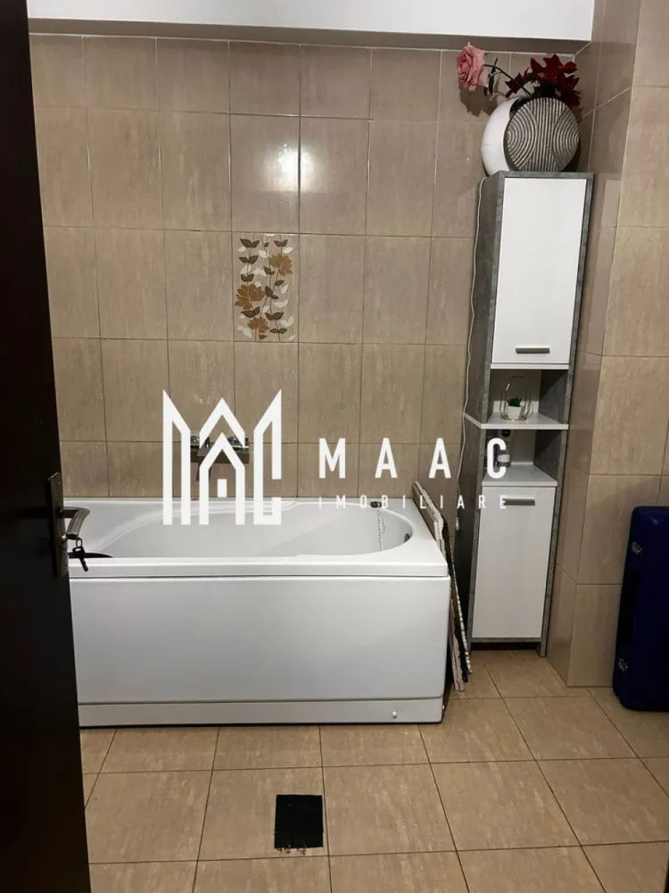 Apartament 4 Camere I Terasă 10.5 mp I Bloc nou I Ramnicu Valcea - Apartament 4 camere în bloc nou – spațiu generos și vedere deosebită în Râmnicu Vâlcea MAAC Imobiliare vă propune spre vânzare un apartament cu adevărat special, situat într-un bloc nou, la etajul 14 din 15, perfect pentru cei care caută confort, lumină naturală și priveliști impresionante. Ce îți oferă acest apartament? 66 mp utili, cu un concept inteligent: living și bucătărie open space de 30 mp, ideal pentru momente relaxante sau întâlniri cu cei dragi. 3 dormitoare spațioase (13, 12 și 7 mp), potrivite pentru odihnă și intimitate. Baie modernă Terasă de 10,5 mp, unde te poți bucura de aer curat și panorame superbe asupra orașului și râului Olt. Apartamentul este renovat, cu bucătărie delimitată și dotat cu aer condiționat pentru un plus de confort. De ce să alegi această proprietate? Bloc construit în 2015, cu spații comune moderne și bine întreținute. Două lifturi rapide pentru acces facil, chiar și în orele aglomerate. Locație excelentă, aproape de magazine, școli și mijloace de transport, cu acces rapid în toate zonele orașului. Aceasta este șansa ta să locuiești într-un apartament modern, într-o zonă dinamică, cu toate facilitățile la îndemână. Pentru detalii suplimentare, consultanță sau programarea unei vizionări, va rugăm să ne contactati specificand ID: CP2779924.