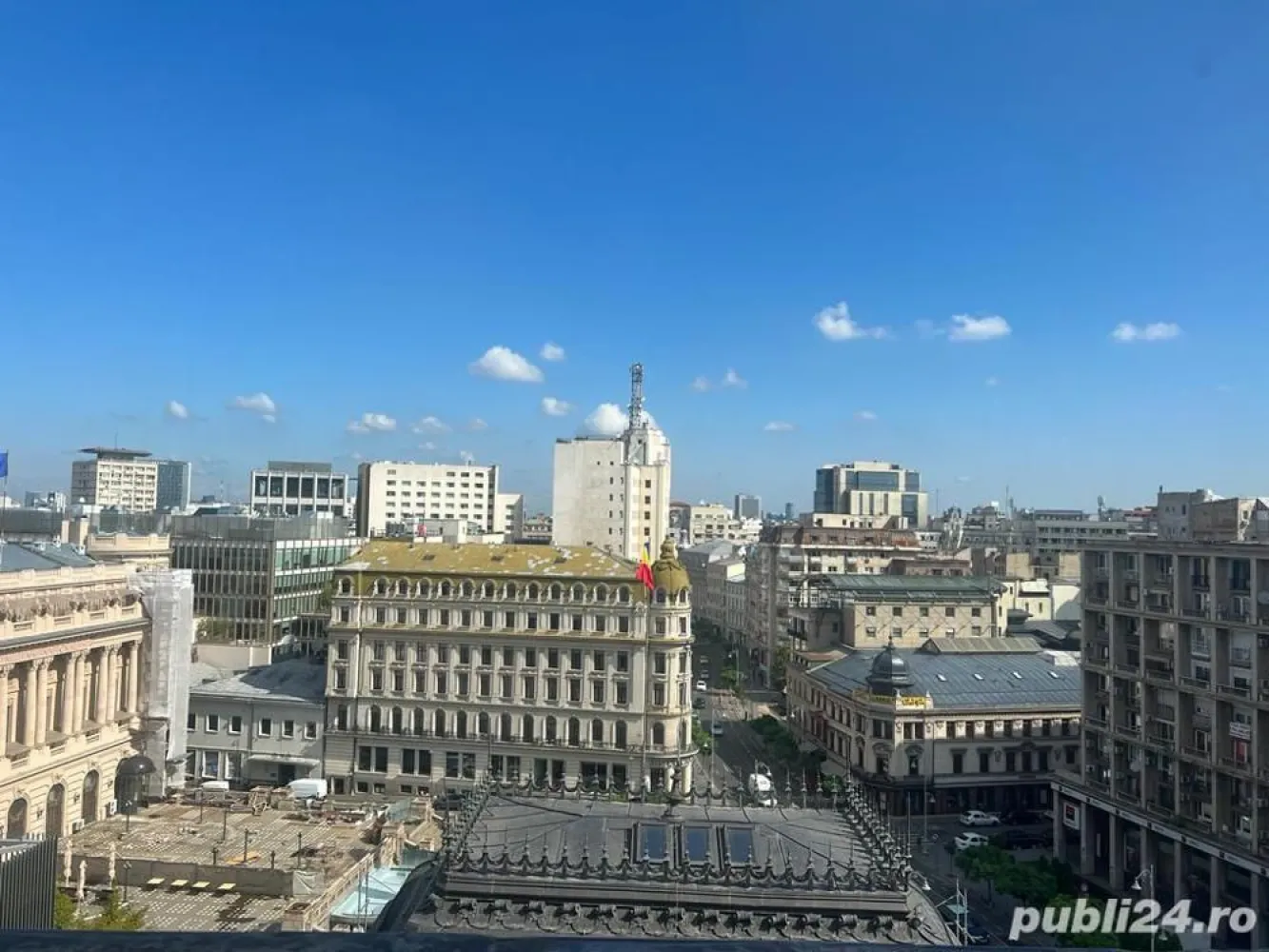 Apartament ultracentral cu vedere superbă, super investiție - Un apartament superb cu o vedere extraordinara situat pe Calea Victoriei la etajul 9 12, luminos, 3 balcoane mari, 2 grupuri sanitare, camere mari și înalte, centrală proprie, parchet de lemn, se vinde cu mobila care se află în locuință, inclusiv aparatura electrocasnică, aer condiționat, tâmplărie PVC gri antracit, aparate de aer condiționat. Apartamentul dispune și de o boxă la demisol bine întreținută. Față de fotografiile afișate, apartamentul a fost renovat și arată diferit.