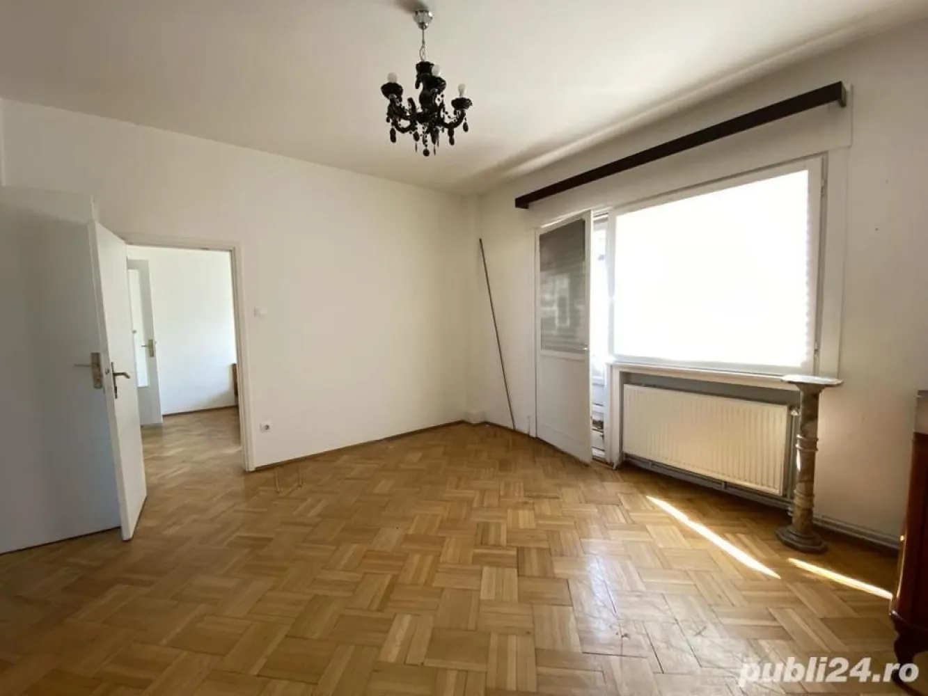 Apartament ultracentral cu vedere superbă, super investiție - Un apartament superb cu o vedere extraordinara situat pe Calea Victoriei la etajul 9 12, luminos, 3 balcoane mari, 2 grupuri sanitare, camere mari și înalte, centrală proprie, parchet de lemn, se vinde cu mobila care se află în locuință, inclusiv aparatura electrocasnică, aer condiționat, tâmplărie PVC gri antracit, aparate de aer condiționat. Apartamentul dispune și de o boxă la demisol bine întreținută. Față de fotografiile afișate, apartamentul a fost renovat și arată diferit.