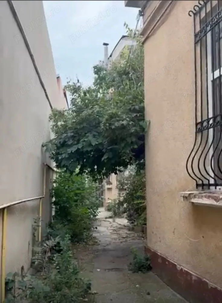 Vând teren + casă zona centrală - Vând teren + Casă compusă din două corpuri , unul are Sp+P+M - 225mp,al doilea doar parter 131 mp, cu o suprafață de 356mp, teren 524mp, deschidere la strada 14 m, toate utilitățile, singur curte, actele în regulă. 
Se află în zona centrală între strada Mihai Eminescu și Ștefan cel Mare, din strada Viitorului în sectorul 2 strada Profesor Ion Ursu