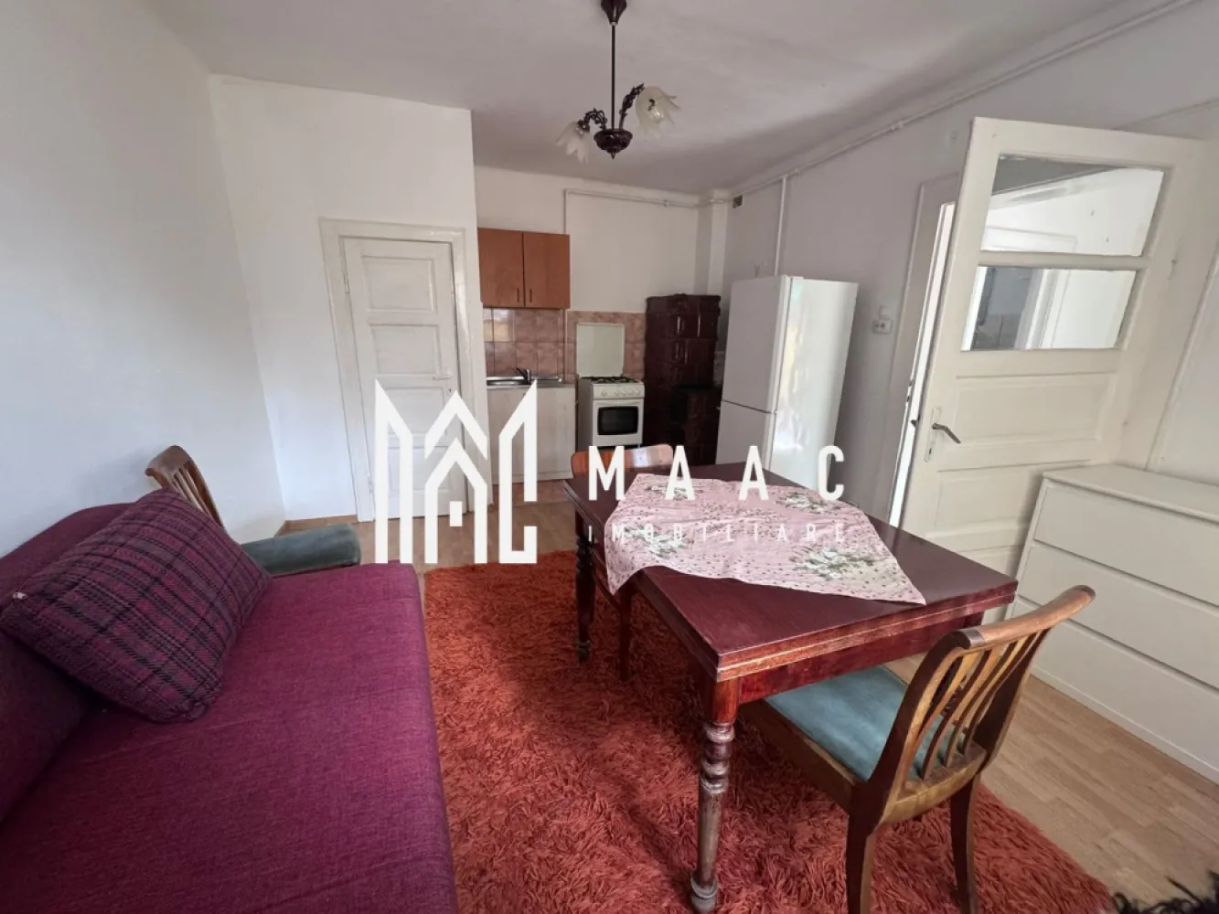 Casa individuala | 4 camere | 2 corpuri | zona Turnisor - MAAC Imobiliare vă propune spre vânzare o casă individuală compusă din două corpuri de clădire, situată în zona Turnișor, o proprietate versatilă, potrivită atât pentru locuire unifamilială, cât și pentru utilizare plurifamilială sau investiție.

Primul corp de clădire este compartimentat astfel:
-2 camere
-bucătărie
-baie
-2 căi de acces
-încălzire prin centrală termică și calorifere

Al doilea corp oferă o compartimentare eficientă:
-2 camere decomandate
-baie
-living cu bucătărie integrată
-încălzire prin centrală termică și calorifere

În partea din spate a proprietății se regăsește zona de anexe:
-grajd
-magazie
-pivniță
-bucătărie de vară
-grădină generoasă, ideală pentru diverse activități

Proprietatea permite acces auto și beneficiază de o orientare sud-est, oferind lumină naturală pe tot parcursul zilei.

Utilitățile sunt complete:
-apă (la comun)
-gaz (contorizat separat)
-curent electric (contorizat separat)

Acoperișul este din țiglă, bine întreținut, iar imobilul se poate achiziționa prin orice metodă de plată.

Pentru mai multe detalii, vă rugăm să menționați telefonic că ați văzut anunțul cu CP2779607