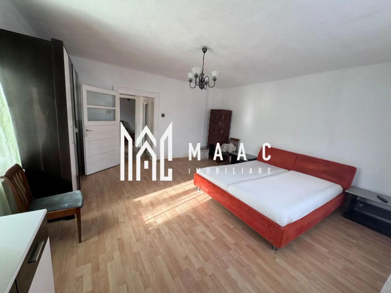 Casa individuala | 4 camere | 2 corpuri | zona Turnisor - MAAC Imobiliare vă propune spre vânzare o casă individuală compusă din două corpuri de clădire, situată în zona Turnișor, o proprietate versatilă, potrivită atât pentru locuire unifamilială, cât și pentru utilizare plurifamilială sau investiție.

Primul corp de clădire este compartimentat astfel:
-2 camere
-bucătărie
-baie
-2 căi de acces
-încălzire prin centrală termică și calorifere

Al doilea corp oferă o compartimentare eficientă:
-2 camere decomandate
-baie
-living cu bucătărie integrată
-încălzire prin centrală termică și calorifere

În partea din spate a proprietății se regăsește zona de anexe:
-grajd
-magazie
-pivniță
-bucătărie de vară
-grădină generoasă, ideală pentru diverse activități

Proprietatea permite acces auto și beneficiază de o orientare sud-est, oferind lumină naturală pe tot parcursul zilei.

Utilitățile sunt complete:
-apă (la comun)
-gaz (contorizat separat)
-curent electric (contorizat separat)

Acoperișul este din țiglă, bine întreținut, iar imobilul se poate achiziționa prin orice metodă de plată.

Pentru mai multe detalii, vă rugăm să menționați telefonic că ați văzut anunțul cu CP2779607