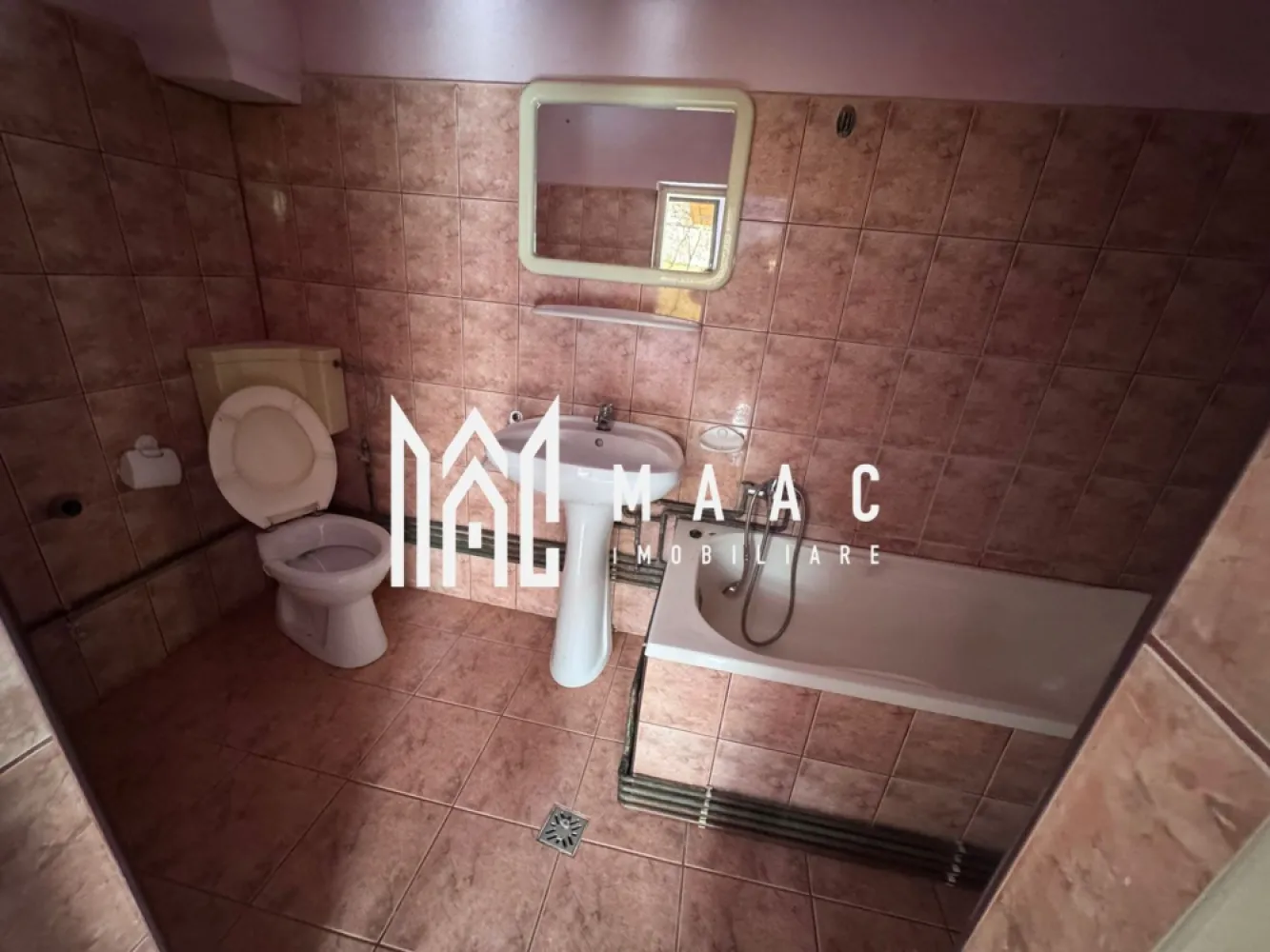 Casa individuala | 4 camere | 2 corpuri | zona Turnisor - MAAC Imobiliare vă propune spre vânzare o casă individuală compusă din două corpuri de clădire, situată în zona Turnișor, o proprietate versatilă, potrivită atât pentru locuire unifamilială, cât și pentru utilizare plurifamilială sau investiție.

Primul corp de clădire este compartimentat astfel:
-2 camere
-bucătărie
-baie
-2 căi de acces
-încălzire prin centrală termică și calorifere

Al doilea corp oferă o compartimentare eficientă:
-2 camere decomandate
-baie
-living cu bucătărie integrată
-încălzire prin centrală termică și calorifere

În partea din spate a proprietății se regăsește zona de anexe:
-grajd
-magazie
-pivniță
-bucătărie de vară
-grădină generoasă, ideală pentru diverse activități

Proprietatea permite acces auto și beneficiază de o orientare sud-est, oferind lumină naturală pe tot parcursul zilei.

Utilitățile sunt complete:
-apă (la comun)
-gaz (contorizat separat)
-curent electric (contorizat separat)

Acoperișul este din țiglă, bine întreținut, iar imobilul se poate achiziționa prin orice metodă de plată.

Pentru mai multe detalii, vă rugăm să menționați telefonic că ați văzut anunțul cu CP2779607