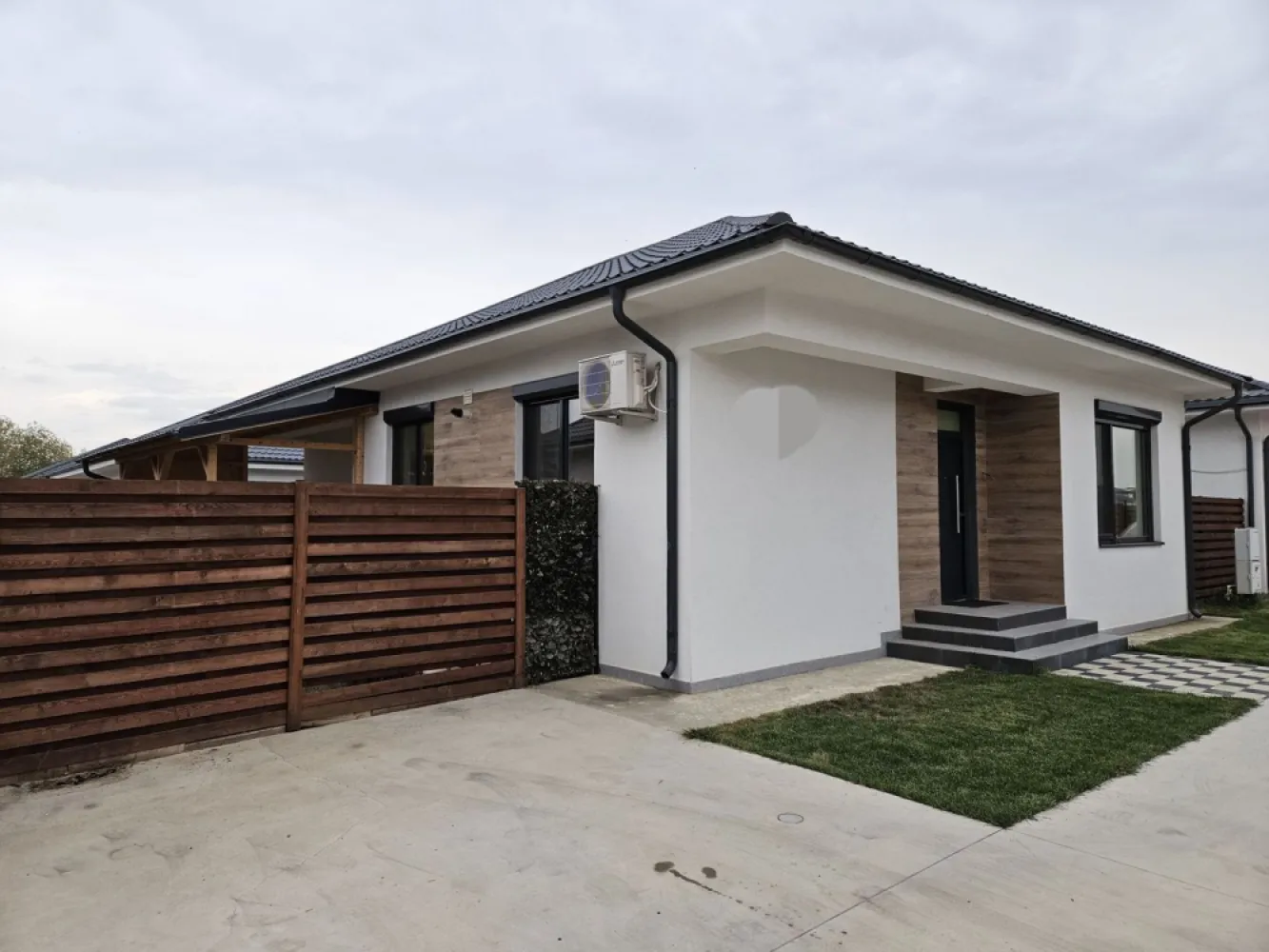 Proprietar vând locuință în Tunari IlfovAn construcție 2 - Proprietar - Vând Vilă Tip Parter Individuala în Tunari, Județ Ilfov, complet mobilată și utilată. An construcție 2022.
Este situată în Complexul Rezidențial Villa Nova Residence

Casa si zona sunt super ok dar noi ne-am schimbat planurile. 

Detalii:

 • Suprafață teren: 303 m2 , Suprafață casă: 107 m2, suprafa utilă 90,3 m
 • Terasă de 16 m2 cu pergolă și mobilier
 • 2 locuri de parcare proprii
 • 4 camere spațioase (înălțime in toată casa 3 m), 2 băi, bucătărie complet echipată (masina de spalat vase 16 seturi, hota silentioasa cu 700 m3 evacuare, cuptoare Bosh, etc.)
 • Pod mare (2,1 m înălțime la coama) pe toata suprafata casei.
 • Încălzire în pardoseală, cu centrală proprie pe gaz
 • Geamuri mari Tripan cu protecție UV și jaluzele exterioare din aluminiu la toate geamurile, actionate cu telecomanda.
 • Aparate de aer condiționat Mitsubishi noi în toate camerele ( 18000 btu living, 9000 in dormitoare) 
 • Finisaje premium: gresie și faianță de calitate superioară, parchet SPC compatibil cu încălzirea în pardoseală și uși moderne
 • Transport în comun la 12 minute de mers pe jos
 • Distante cu masina: 20 min pana la mall Băneasa, 20 min pana la aeroportul Otopeni.
