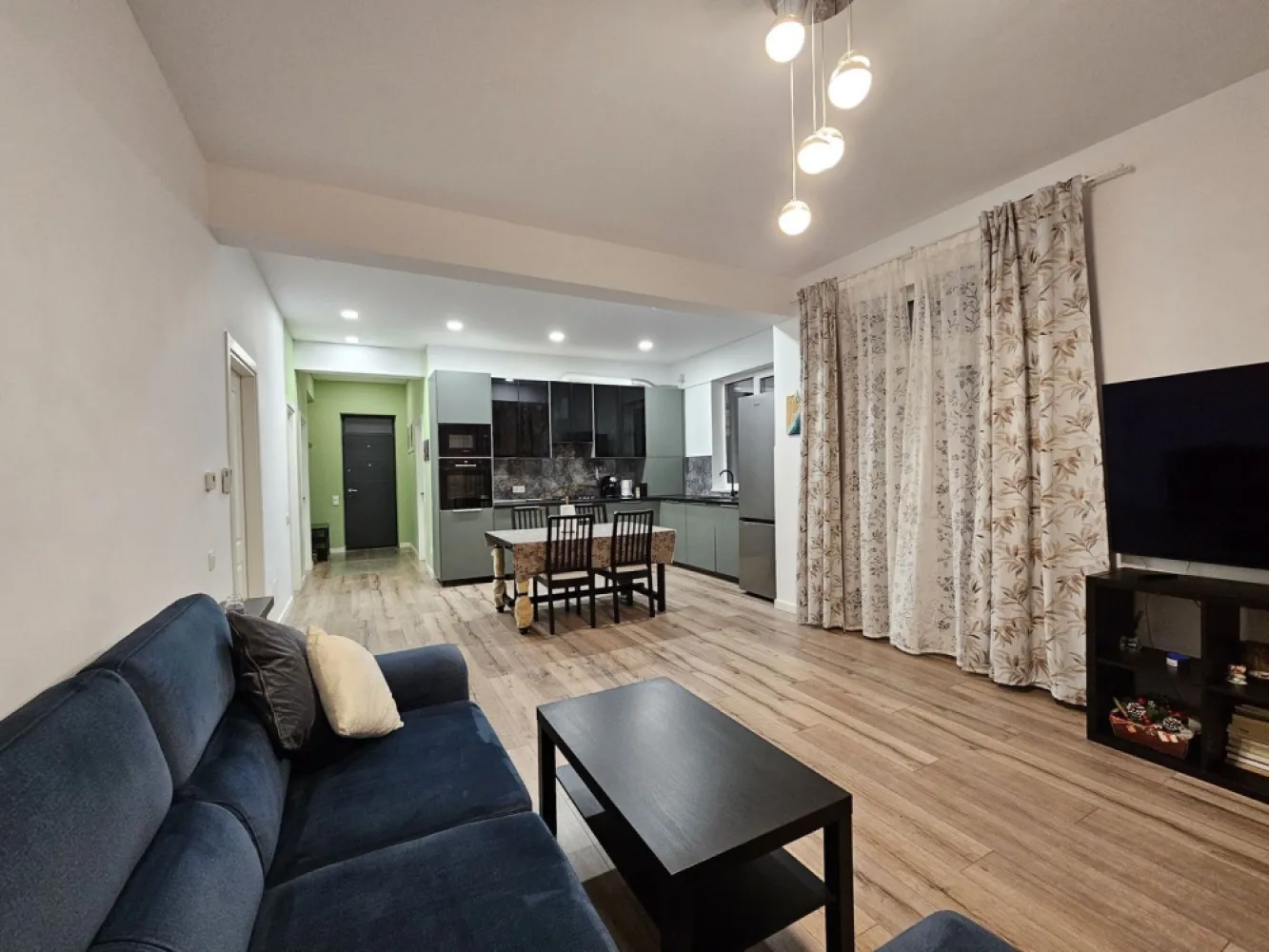 Proprietar vând locuință în Tunari IlfovAn construcție 2 - Proprietar - Vând Vilă Tip Parter Individuala în Tunari, Județ Ilfov, complet mobilată și utilată. An construcție 2022.
Este situată în Complexul Rezidențial Villa Nova Residence

Casa si zona sunt super ok dar noi ne-am schimbat planurile. 

Detalii:

 • Suprafață teren: 303 m2 , Suprafață casă: 107 m2, suprafa utilă 90,3 m
 • Terasă de 16 m2 cu pergolă și mobilier
 • 2 locuri de parcare proprii
 • 4 camere spațioase (înălțime in toată casa 3 m), 2 băi, bucătărie complet echipată (masina de spalat vase 16 seturi, hota silentioasa cu 700 m3 evacuare, cuptoare Bosh, etc.)
 • Pod mare (2,1 m înălțime la coama) pe toata suprafata casei.
 • Încălzire în pardoseală, cu centrală proprie pe gaz
 • Geamuri mari Tripan cu protecție UV și jaluzele exterioare din aluminiu la toate geamurile, actionate cu telecomanda.
 • Aparate de aer condiționat Mitsubishi noi în toate camerele ( 18000 btu living, 9000 in dormitoare) 
 • Finisaje premium: gresie și faianță de calitate superioară, parchet SPC compatibil cu încălzirea în pardoseală și uși moderne
 • Transport în comun la 12 minute de mers pe jos
 • Distante cu masina: 20 min pana la mall Băneasa, 20 min pana la aeroportul Otopeni.