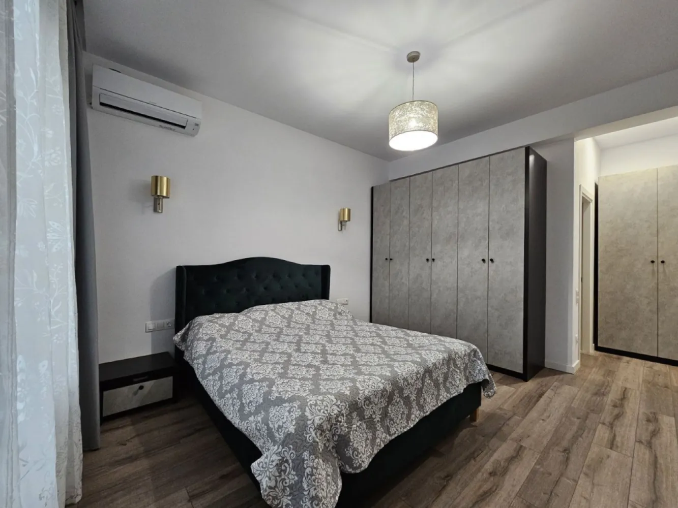 Proprietar vând locuință în Tunari IlfovAn construcție 2 - Proprietar - Vând Vilă Tip Parter Individuala în Tunari, Județ Ilfov, complet mobilată și utilată. An construcție 2022.
Este situată în Complexul Rezidențial Villa Nova Residence

Casa si zona sunt super ok dar noi ne-am schimbat planurile. 

Detalii:

 • Suprafață teren: 303 m2 , Suprafață casă: 107 m2, suprafa utilă 90,3 m
 • Terasă de 16 m2 cu pergolă și mobilier
 • 2 locuri de parcare proprii
 • 4 camere spațioase (înălțime in toată casa 3 m), 2 băi, bucătărie complet echipată (masina de spalat vase 16 seturi, hota silentioasa cu 700 m3 evacuare, cuptoare Bosh, etc.)
 • Pod mare (2,1 m înălțime la coama) pe toata suprafata casei.
 • Încălzire în pardoseală, cu centrală proprie pe gaz
 • Geamuri mari Tripan cu protecție UV și jaluzele exterioare din aluminiu la toate geamurile, actionate cu telecomanda.
 • Aparate de aer condiționat Mitsubishi noi în toate camerele ( 18000 btu living, 9000 in dormitoare) 
 • Finisaje premium: gresie și faianță de calitate superioară, parchet SPC compatibil cu încălzirea în pardoseală și uși moderne
 • Transport în comun la 12 minute de mers pe jos
 • Distante cu masina: 20 min pana la mall Băneasa, 20 min pana la aeroportul Otopeni.