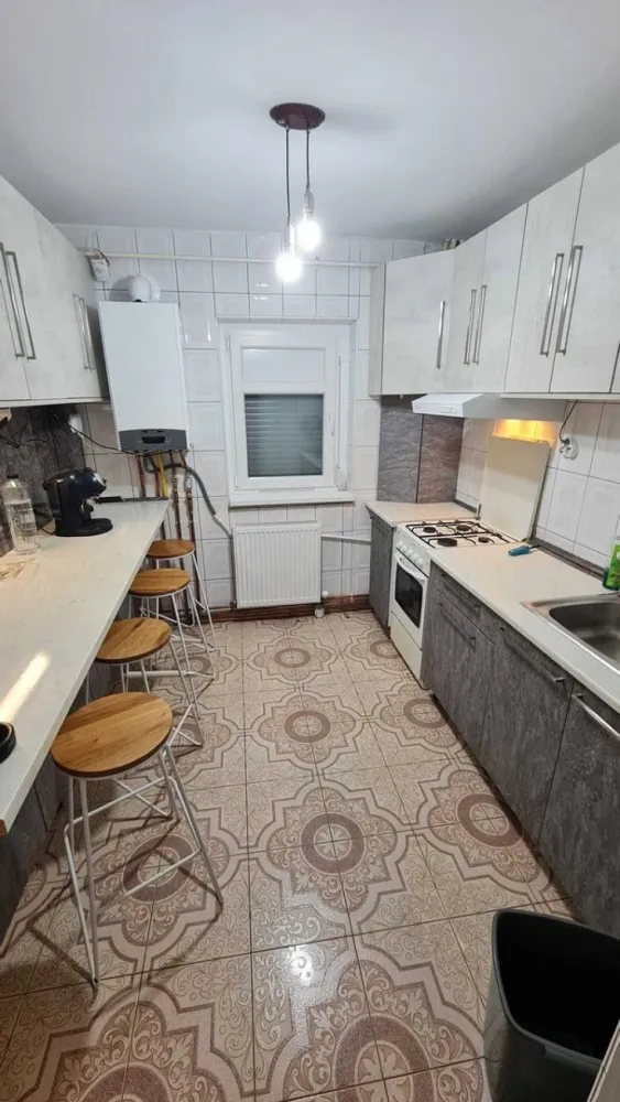 Inchiriez apartament 2 camere Rahova - Proprietar, închiriez apartament cu 2 camere în Sector 5 - Zona Rahova - Sebastian - Peco Sălaj. Apartamentul este decomandat, în suprafată de 48 mp utili, parter/4. Blocul este reabilitat termic în 2024.
Apartamentul este mobilat si utilat (centrala termica, masina de spalat rufe, aragaz, frigider, hota, televizor).