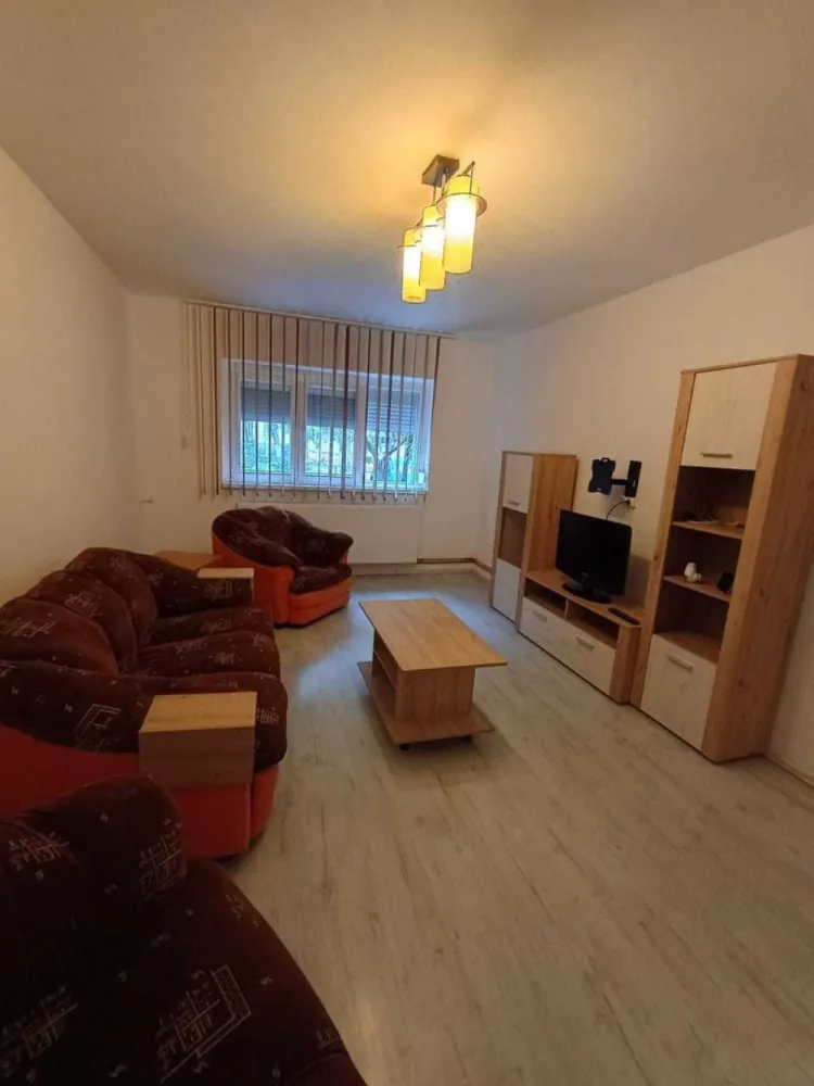 Inchiriez apartament 2 camere Rahova - Proprietar, închiriez apartament cu 2 camere în Sector 5 - Zona Rahova - Sebastian - Peco Sălaj. Apartamentul este decomandat, în suprafată de 48 mp utili, parter/4. Blocul este reabilitat termic în 2024.
Apartamentul este mobilat si utilat (centrala termica, masina de spalat rufe, aragaz, frigider, hota, televizor).