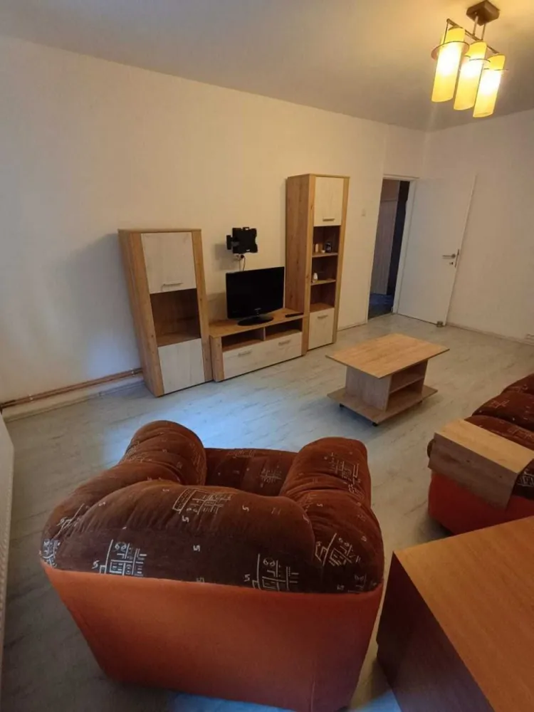 Inchiriez apartament 2 camere Rahova - Proprietar, închiriez apartament cu 2 camere în Sector 5 - Zona Rahova - Sebastian - Peco Sălaj. Apartamentul este decomandat, în suprafată de 48 mp utili, parter/4. Blocul este reabilitat termic în 2024.
Apartamentul este mobilat si utilat (centrala termica, masina de spalat rufe, aragaz, frigider, hota, televizor).