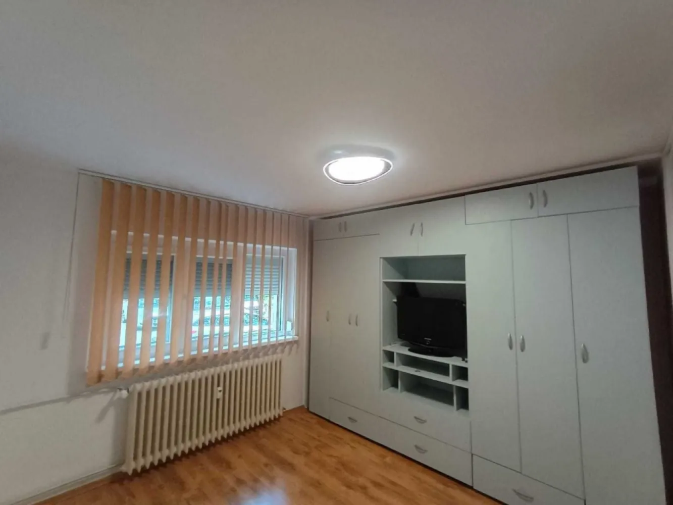 Inchiriez apartament 2 camere Rahova - Proprietar, închiriez apartament cu 2 camere în Sector 5 - Zona Rahova - Sebastian - Peco Sălaj. Apartamentul este decomandat, în suprafată de 48 mp utili, parter/4. Blocul este reabilitat termic în 2024.
Apartamentul este mobilat si utilat (centrala termica, masina de spalat rufe, aragaz, frigider, hota, televizor).