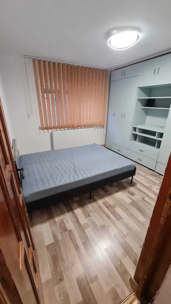 Inchiriez apartament 2 camere Rahova - Proprietar, închiriez apartament cu 2 camere în Sector 5 - Zona Rahova - Sebastian - Peco Sălaj. Apartamentul este decomandat, în suprafată de 48 mp utili, parter/4. Blocul este reabilitat termic în 2024.
Apartamentul este mobilat si utilat (centrala termica, masina de spalat rufe, aragaz, frigider, hota, televizor).
