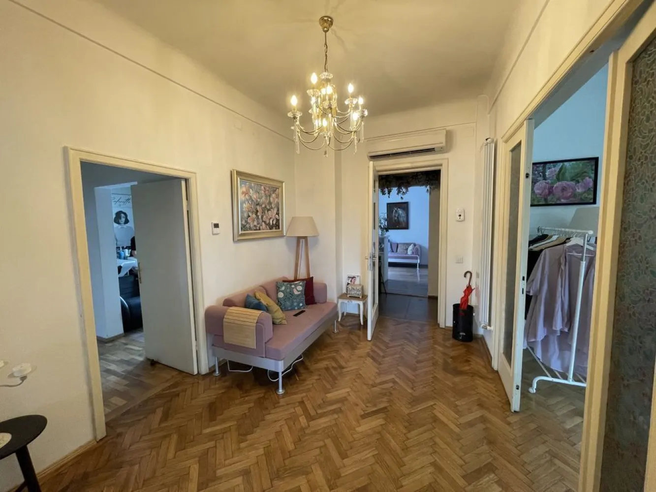 Proprietar - Dorobanti - Spatiu comercial-birouri - Av. Radu Beller 4 - Spatiu cu destinație comercială sau de birouri, având vedere pe Lt. Av. Radu Beller - Putul lui Zamfir, Piața Dorobanți, situat in cea mai comercială zona din Dorobanți - Floreasca. Spatiul dispune de 2 grupuri sanitare, are centrala încălzire Viessman, aer condiționat Daikin.
Spatii din proximitate: High Heels, Nuba Caffe,Coffe Map Roastery, B4, Chocolate, Ana Pan, Nick, Paul, White Horse, etc