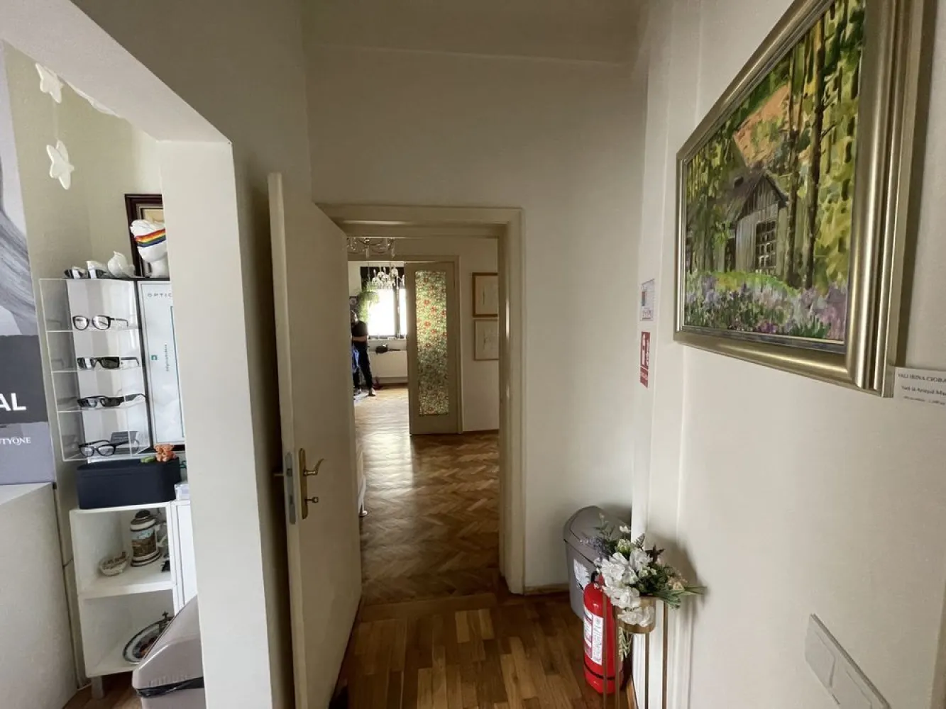 Proprietar - Dorobanti - Spatiu comercial-birouri - Av. Radu Beller 4 - Spatiu cu destinație comercială sau de birouri, având vedere pe Lt. Av. Radu Beller - Putul lui Zamfir, Piața Dorobanți, situat in cea mai comercială zona din Dorobanți - Floreasca. Spatiul dispune de 2 grupuri sanitare, are centrala încălzire Viessman, aer condiționat Daikin.
Spatii din proximitate: High Heels, Nuba Caffe,Coffe Map Roastery, B4, Chocolate, Ana Pan, Nick, Paul, White Horse, etc
