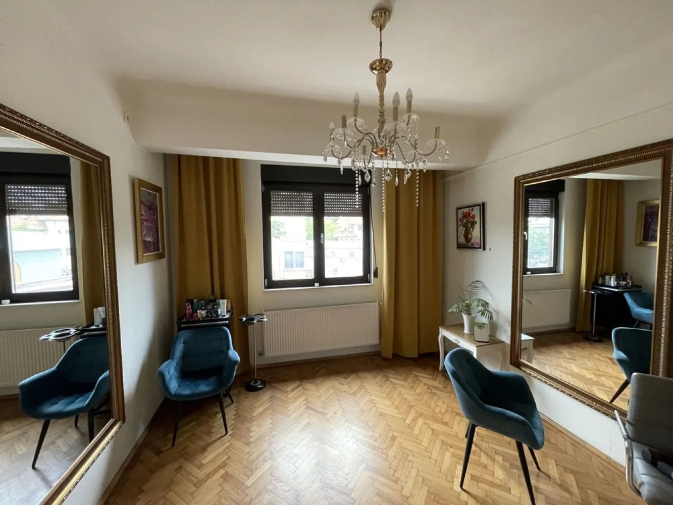 Proprietar - Dorobanti - Spatiu comercial-birouri - Av. Radu Beller 4 - Spatiu cu destinație comercială sau de birouri, având vedere pe Lt. Av. Radu Beller - Putul lui Zamfir, Piața Dorobanți, situat in cea mai comercială zona din Dorobanți - Floreasca. Spatiul dispune de 2 grupuri sanitare, are centrala încălzire Viessman, aer condiționat Daikin.
Spatii din proximitate: High Heels, Nuba Caffe,Coffe Map Roastery, B4, Chocolate, Ana Pan, Nick, Paul, White Horse, etc