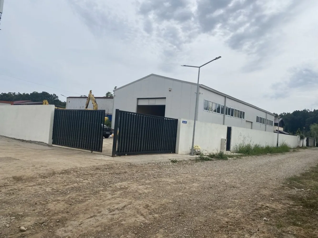 Hala de vanzare,Pantelimon - Hala este situata in Pantelimon pe bdul Biruintei,DN3,vis a vis de fabrica SANO,la doi km de nodul DN3 cu A0
Suprafata hala 300mp
Suprafata tern 915 mp
Este compusa din birou 15 mp,grup sanitar,vestiar si spatiu depozitere,productie
Structura metalica IPE 240,panouri 6 cm si acoperis 8 cm
Curent trifazic 32 kw,apa(put),cana(fosa),gazele apa si canalul de la retea sunt in fata proprietatii
Alarma,camere video,AC
Momentan este inchiriata