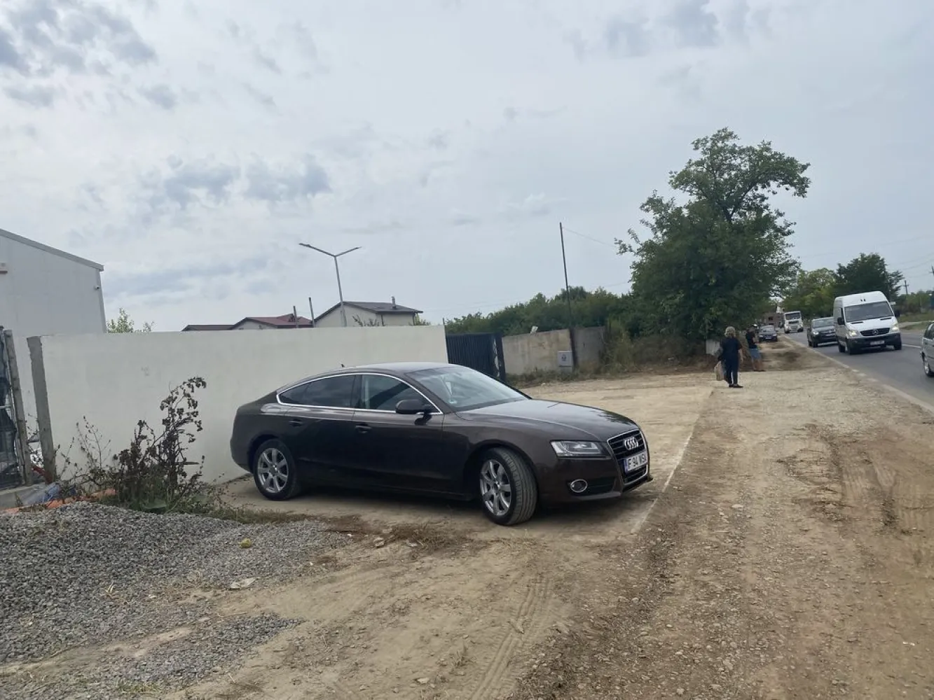 Hala de vanzare,Pantelimon - Hala este situata in Pantelimon pe bdul Biruintei,DN3,vis a vis de fabrica SANO,la doi km de nodul DN3 cu A0
Suprafata hala 300mp
Suprafata tern 915 mp
Este compusa din birou 15 mp,grup sanitar,vestiar si spatiu depozitere,productie
Structura metalica IPE 240,panouri 6 cm si acoperis 8 cm
Curent trifazic 32 kw,apa(put),cana(fosa),gazele apa si canalul de la retea sunt in fata proprietatii
Alarma,camere video,AC
Momentan este inchiriata