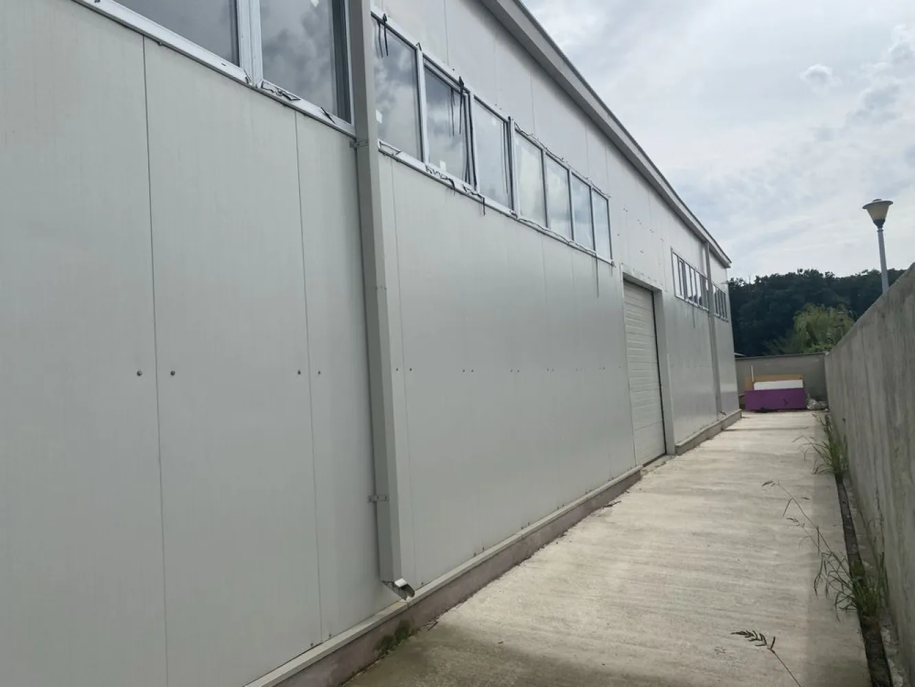 Hala de vanzare,Pantelimon - Hala este situata in Pantelimon pe bdul Biruintei,DN3,vis a vis de fabrica SANO,la doi km de nodul DN3 cu A0
Suprafata hala 300mp
Suprafata tern 915 mp
Este compusa din birou 15 mp,grup sanitar,vestiar si spatiu depozitere,productie
Structura metalica IPE 240,panouri 6 cm si acoperis 8 cm
Curent trifazic 32 kw,apa(put),cana(fosa),gazele apa si canalul de la retea sunt in fata proprietatii
Alarma,camere video,AC
Momentan este inchiriata