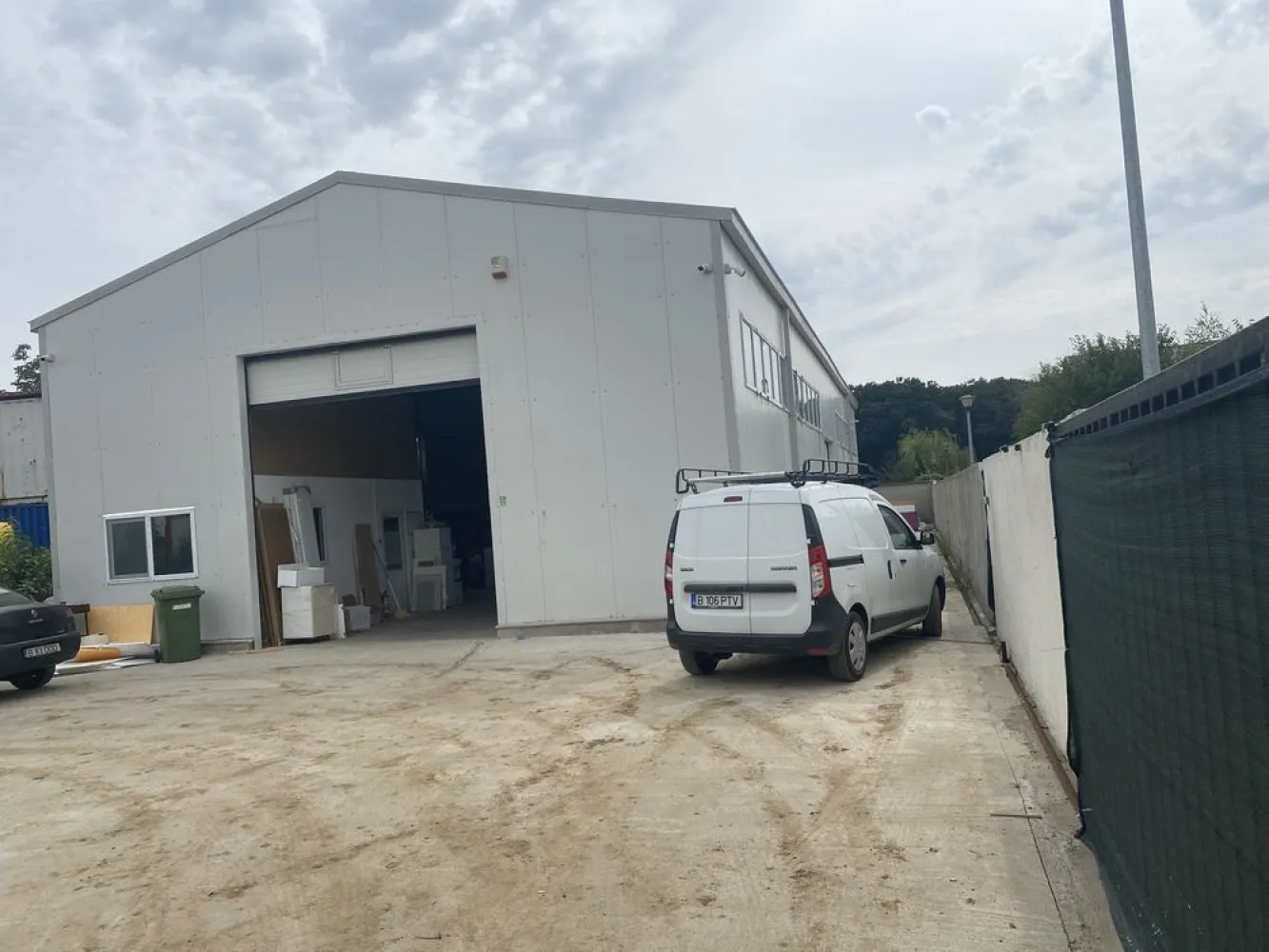 Hala de vanzare,Pantelimon - Hala este situata in Pantelimon pe bdul Biruintei,DN3,vis a vis de fabrica SANO,la doi km de nodul DN3 cu A0
Suprafata hala 300mp
Suprafata tern 915 mp
Este compusa din birou 15 mp,grup sanitar,vestiar si spatiu depozitere,productie
Structura metalica IPE 240,panouri 6 cm si acoperis 8 cm
Curent trifazic 32 kw,apa(put),cana(fosa),gazele apa si canalul de la retea sunt in fata proprietatii
Alarma,camere video,AC
Momentan este inchiriata
