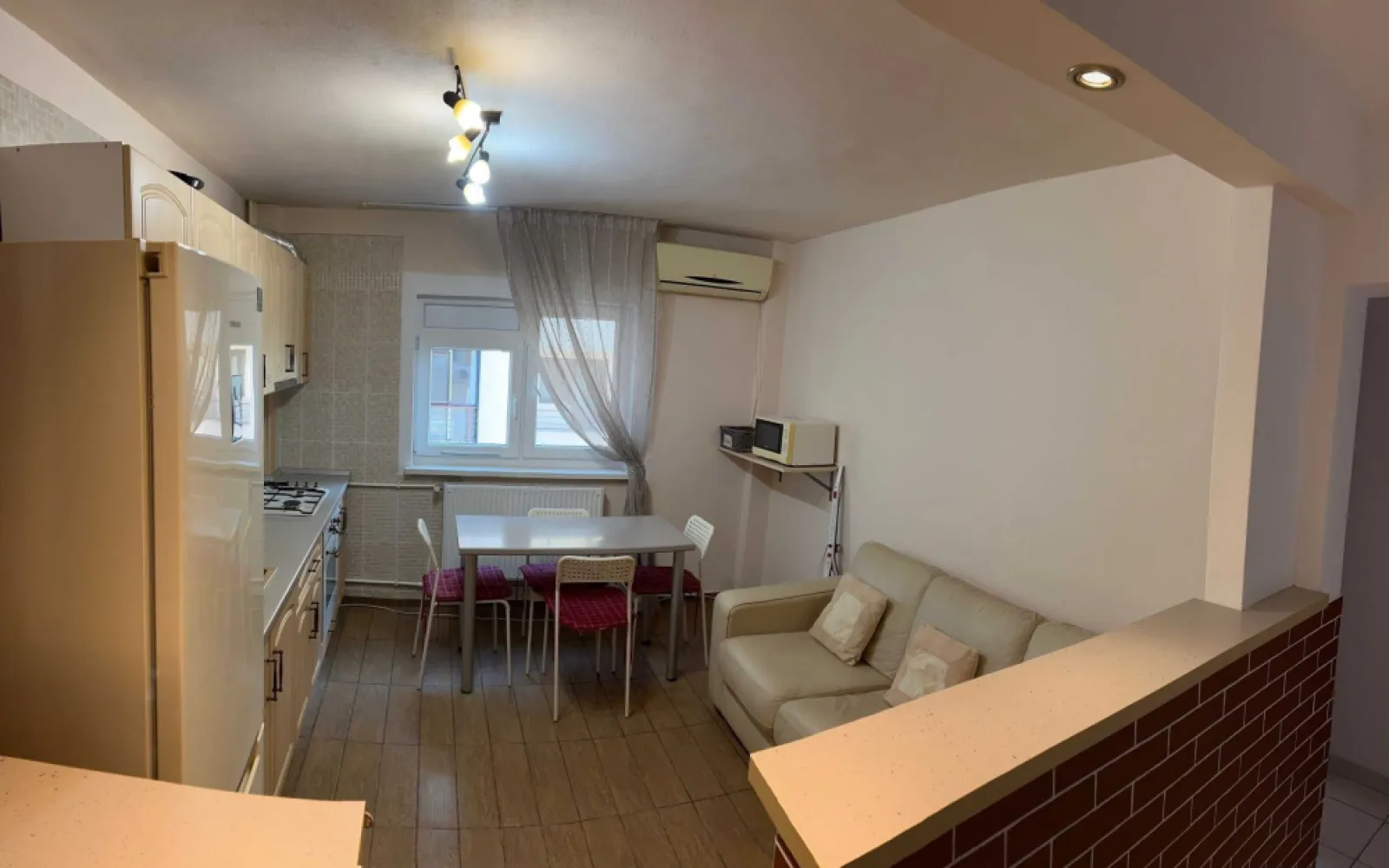 De închiriat apartament 2 camere Iancului - Închiriez apartament 2 camere, Strada Dima Cristescu, nr. 5, etaj 9 din 10. Apartamentul se compune din 2 dormitoare, bucătărie-living deschisă, hol și baie. Un dormitor cu balcon, cu pat de 2 persoane, un dormitor cu pat de o persoană, ambele cu saltele memory-foam și o canapea din piele naturală extensibilă în bucătărie-living. Complet utilat: frigider, microunde, aer condiționat, cuptor electric, plită pe gaz, hotă, aspirator vertical fără fir, calorifer electric, boiler de apă caldă, etc. Apartamentul dispune de veselă, tacâmuri, lenjerii de pat și prosoape, fiind gata de mutat doar cu bunurile personale.
Blocul a fost izolat anul acesta și au fost schimbate termopanele. De asemenea, are și loc de parcare.Distanțe pe jos: 10 minute Mega Mall, 10 minute Metrou Iancului, 3 minute autobuz 335 și N102, 3 minute Tramvai 55, 2 minute Tramvai 14, 36. Magazine: Profi, La doi pași, Dr. Max. la 1 bloc distanță, Mega Image la 2, Lidl la 3.
Prețul este de 500 de euro, NEGOCIABIL, nu am nevoie de garanție și sunt deschis la schimbări în apartament.