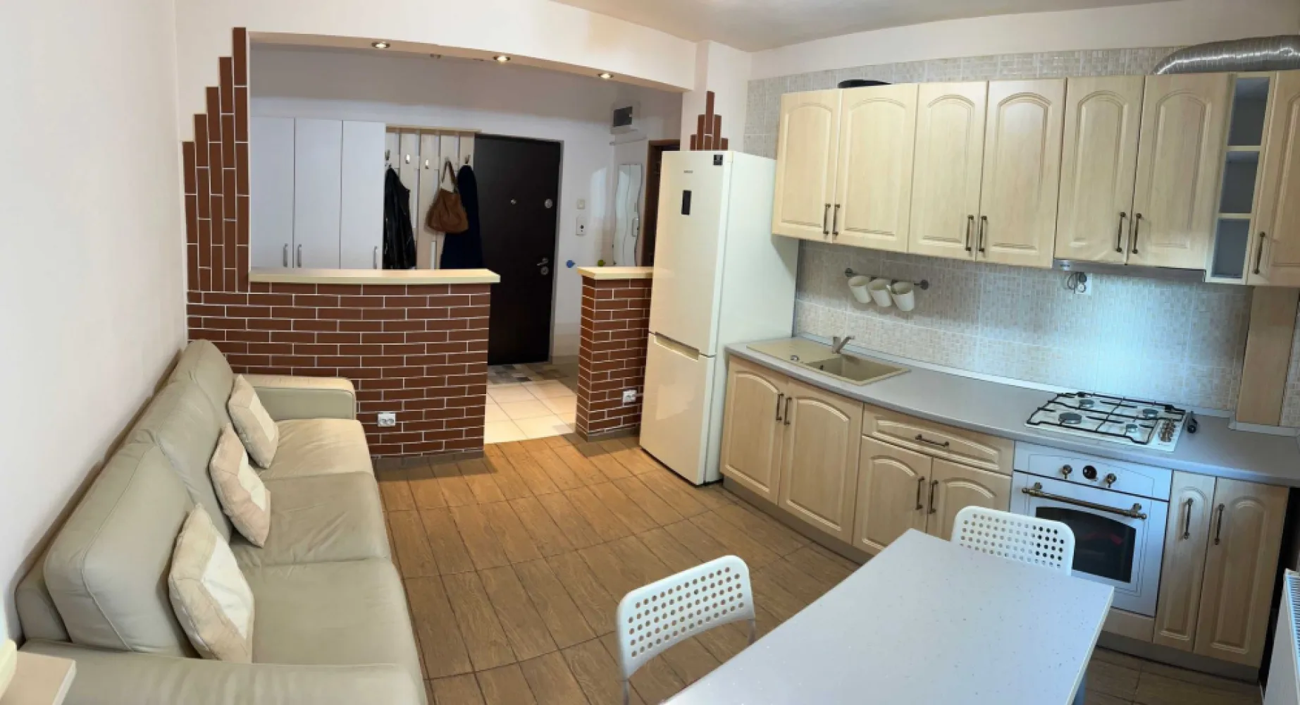 De închiriat apartament 2 camere Iancului - Închiriez apartament 2 camere, Strada Dima Cristescu, nr. 5, etaj 9 din 10. Apartamentul se compune din 2 dormitoare, bucătărie-living deschisă, hol și baie. Un dormitor cu balcon, cu pat de 2 persoane, un dormitor cu pat de o persoană, ambele cu saltele memory-foam și o canapea din piele naturală extensibilă în bucătărie-living. Complet utilat: frigider, microunde, aer condiționat, cuptor electric, plită pe gaz, hotă, aspirator vertical fără fir, calorifer electric, boiler de apă caldă, etc. Apartamentul dispune de veselă, tacâmuri, lenjerii de pat și prosoape, fiind gata de mutat doar cu bunurile personale.
Blocul a fost izolat anul acesta și au fost schimbate termopanele. De asemenea, are și loc de parcare.Distanțe pe jos: 10 minute Mega Mall, 10 minute Metrou Iancului, 3 minute autobuz 335 și N102, 3 minute Tramvai 55, 2 minute Tramvai 14, 36. Magazine: Profi, La doi pași, Dr. Max. la 1 bloc distanță, Mega Image la 2, Lidl la 3.
Prețul este de 500 de euro, NEGOCIABIL, nu am nevoie de garanție și sunt deschis la schimbări în apartament.