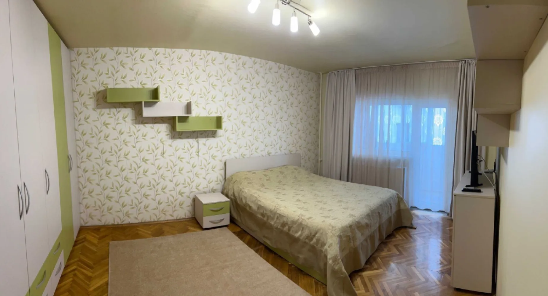 De închiriat apartament 2 camere Iancului - Închiriez apartament 2 camere, Strada Dima Cristescu, nr. 5, etaj 9 din 10. Apartamentul se compune din 2 dormitoare, bucătărie-living deschisă, hol și baie. Un dormitor cu balcon, cu pat de 2 persoane, un dormitor cu pat de o persoană, ambele cu saltele memory-foam și o canapea din piele naturală extensibilă în bucătărie-living. Complet utilat: frigider, microunde, aer condiționat, cuptor electric, plită pe gaz, hotă, aspirator vertical fără fir, calorifer electric, boiler de apă caldă, etc. Apartamentul dispune de veselă, tacâmuri, lenjerii de pat și prosoape, fiind gata de mutat doar cu bunurile personale.
Blocul a fost izolat anul acesta și au fost schimbate termopanele. De asemenea, are și loc de parcare.Distanțe pe jos: 10 minute Mega Mall, 10 minute Metrou Iancului, 3 minute autobuz 335 și N102, 3 minute Tramvai 55, 2 minute Tramvai 14, 36. Magazine: Profi, La doi pași, Dr. Max. la 1 bloc distanță, Mega Image la 2, Lidl la 3.
Prețul este de 500 de euro, NEGOCIABIL, nu am nevoie de garanție și sunt deschis la schimbări în apartament.
