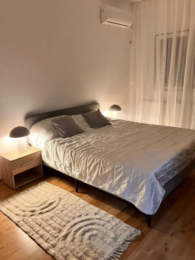 Garsoniera de inchiriat zona Fundeni - Garsoniera spatioasa, suprafata 42 mp, situata la etajul 4 din 5, intr-un bloc cu lift construit in 2015, situat pe strada Marului, la 3 minute distanta de statia STB.

Garsoniera are balcon generos, centrala proprie, faianta, gresie, parchet, geamuri termopan, aer conditionat, usa metalica, interfon.

Camera de zi si bucataria sunt complet utilate.

Zona este linistita, cu multa umbra, imobilul fiind orientat Nord-Sud. Este ferita de zgomotul traficului.

In apropiere regasim: scoli, gradinite, Shop&Go;, restaurant, loc de joaca pentru copii, Campus Scolar nou cu bazin de inot si terenuri pentru alte activitati sportive, Centru Spa.

Va pot trimite mai multe poze pe whatsapp.