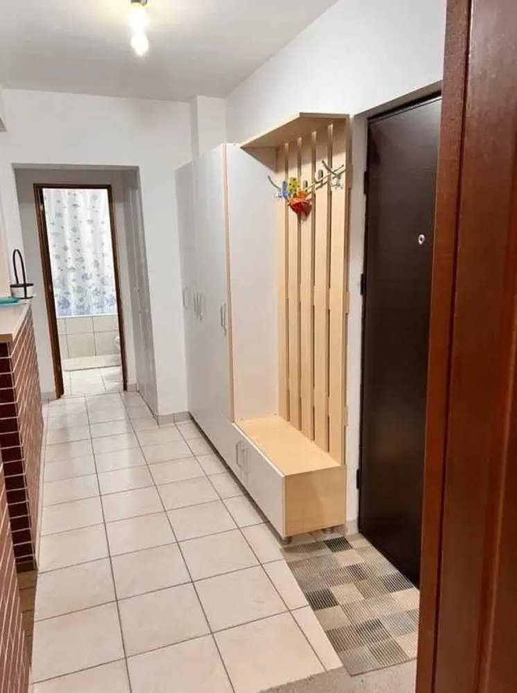 De închiriat apartament 2 camere Iancului - Închiriez apartament 2 camere, Strada Dima Cristescu, nr. 5, etaj 9 din 10. Apartamentul se compune din 2 dormitoare, bucătărie-living deschisă, hol și baie. Un dormitor cu balcon, cu pat de 2 persoane, un dormitor cu pat de o persoană, ambele cu saltele memory-foam și o canapea din piele naturală extensibilă în bucătărie-living. Complet utilat: frigider, microunde, aer condiționat, cuptor electric, plită pe gaz, hotă, aspirator vertical fără fir, calorifer electric, boiler de apă caldă, etc. Apartamentul dispune de veselă, tacâmuri, lenjerii de pat și prosoape, fiind gata de mutat doar cu bunurile personale.
Blocul a fost izolat anul acesta și au fost schimbate termopanele. De asemenea, are și loc de parcare.Distanțe pe jos: 10 minute Mega Mall, 10 minute Metrou Iancului, 3 minute autobuz 335 și N102, 3 minute Tramvai 55, 2 minute Tramvai 14, 36. Magazine: Profi, La doi pași, Dr. Max. la 1 bloc distanță, Mega Image la 2, Lidl la 3.
Prețul este de 500 de euro, NEGOCIABIL, nu am nevoie de garanție și sunt deschis la schimbări în apartament.