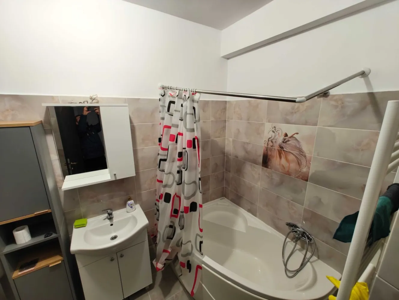 Garsoniera de inchiriat zona Fundeni - Garsoniera spatioasa, suprafata 42 mp, situata la etajul 4 din 5, intr-un bloc cu lift construit in 2015, situat pe strada Marului, la 3 minute distanta de statia STB.

Garsoniera are balcon generos, centrala proprie, faianta, gresie, parchet, geamuri termopan, aer conditionat, usa metalica, interfon.

Camera de zi si bucataria sunt complet utilate.

Zona este linistita, cu multa umbra, imobilul fiind orientat Nord-Sud. Este ferita de zgomotul traficului.

In apropiere regasim: scoli, gradinite, Shop&Go;, restaurant, loc de joaca pentru copii, Campus Scolar nou cu bazin de inot si terenuri pentru alte activitati sportive, Centru Spa.

Va pot trimite mai multe poze pe whatsapp.