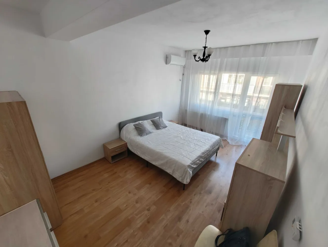 Garsoniera de inchiriat zona Fundeni - Garsoniera spatioasa, suprafata 42 mp, situata la etajul 4 din 5, intr-un bloc cu lift construit in 2015, situat pe strada Marului, la 3 minute distanta de statia STB.

Garsoniera are balcon generos, centrala proprie, faianta, gresie, parchet, geamuri termopan, aer conditionat, usa metalica, interfon.

Camera de zi si bucataria sunt complet utilate.

Zona este linistita, cu multa umbra, imobilul fiind orientat Nord-Sud. Este ferita de zgomotul traficului.

In apropiere regasim: scoli, gradinite, Shop&Go;, restaurant, loc de joaca pentru copii, Campus Scolar nou cu bazin de inot si terenuri pentru alte activitati sportive, Centru Spa.

Va pot trimite mai multe poze pe whatsapp.
