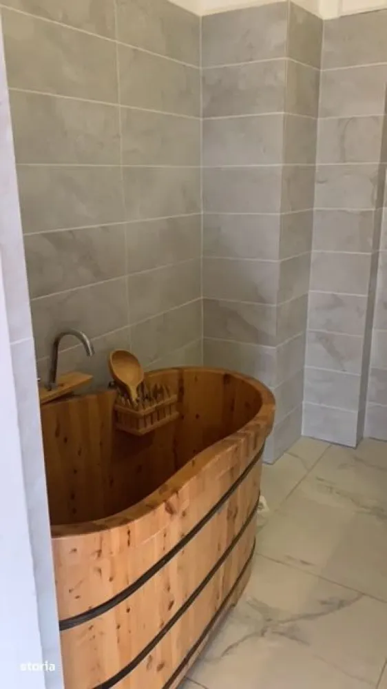proprietar, Vand villa superba in sec 1 zona cismigiu-plevne.9 camere - proprietar Vand villa superba in zona cismigiu -plevnei. 200 mp. renovata in 2020. 
casa este formata din 2 apartamente cu intrari diferite.(toata istalatia electica a fost inlocuita si canalizarea.
la etajul 1 apartamentul este format din5 camere, parter 4 camere.
curte individuala ( apartamentele nu se vand separat)Aditional, la etajul unu ese pusa placa daca se doreste sa s construiasaca mansarda sau etaj. in zona fiind permis 4 nivele.
Suntem deschisi  si pentru firme. Ne puteti contacta la nr de tel.
