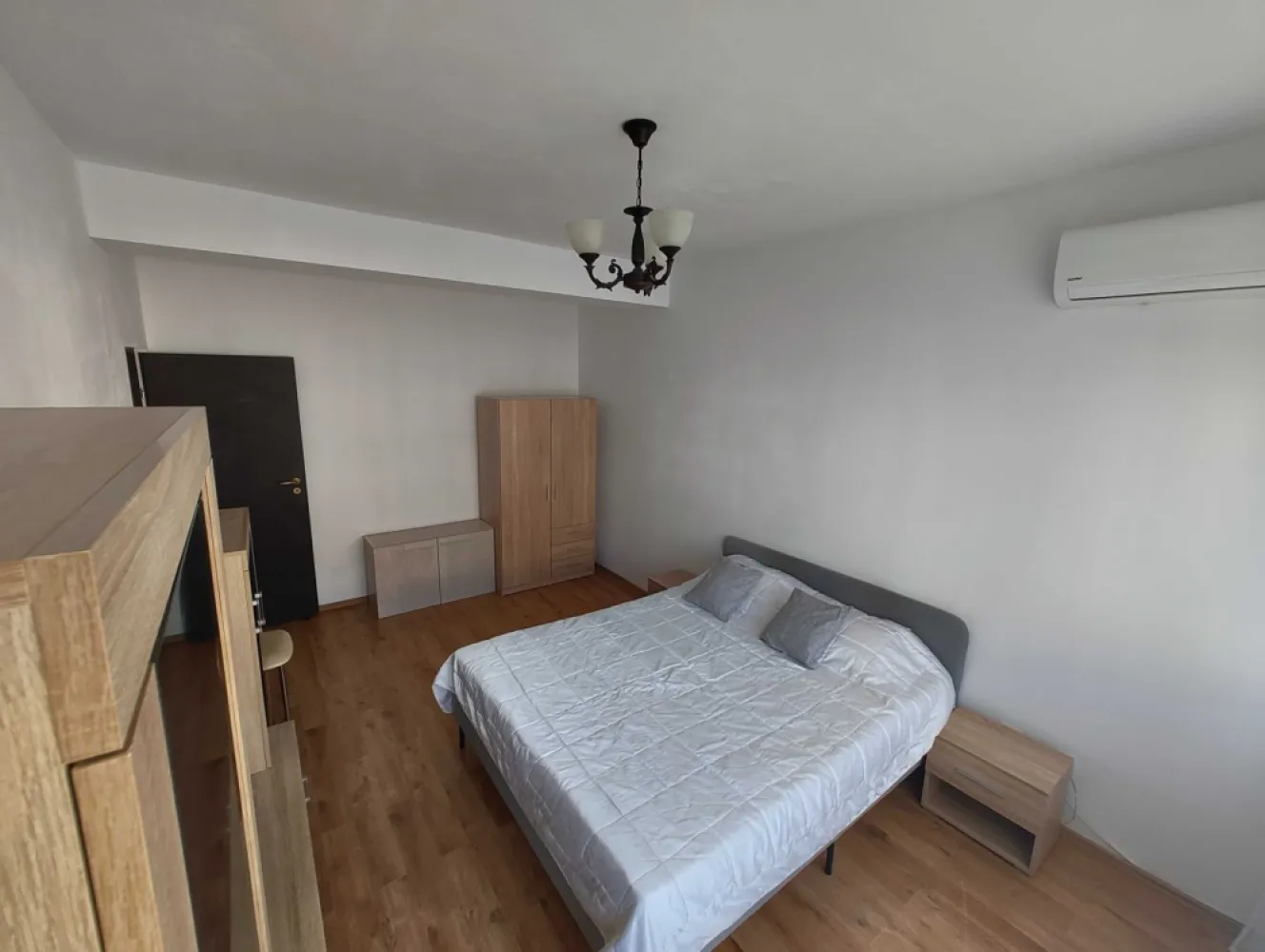 Garsoniera de inchiriat zona Fundeni - Garsoniera spatioasa, suprafata 42 mp, situata la etajul 4 din 5, intr-un bloc cu lift construit in 2015, situat pe strada Marului, la 3 minute distanta de statia STB.

Garsoniera are balcon generos, centrala proprie, faianta, gresie, parchet, geamuri termopan, aer conditionat, usa metalica, interfon.

Camera de zi si bucataria sunt complet utilate.

Zona este linistita, cu multa umbra, imobilul fiind orientat Nord-Sud. Este ferita de zgomotul traficului.

In apropiere regasim: scoli, gradinite, Shop&Go;, restaurant, loc de joaca pentru copii, Campus Scolar nou cu bazin de inot si terenuri pentru alte activitati sportive, Centru Spa.

Va pot trimite mai multe poze pe whatsapp.
