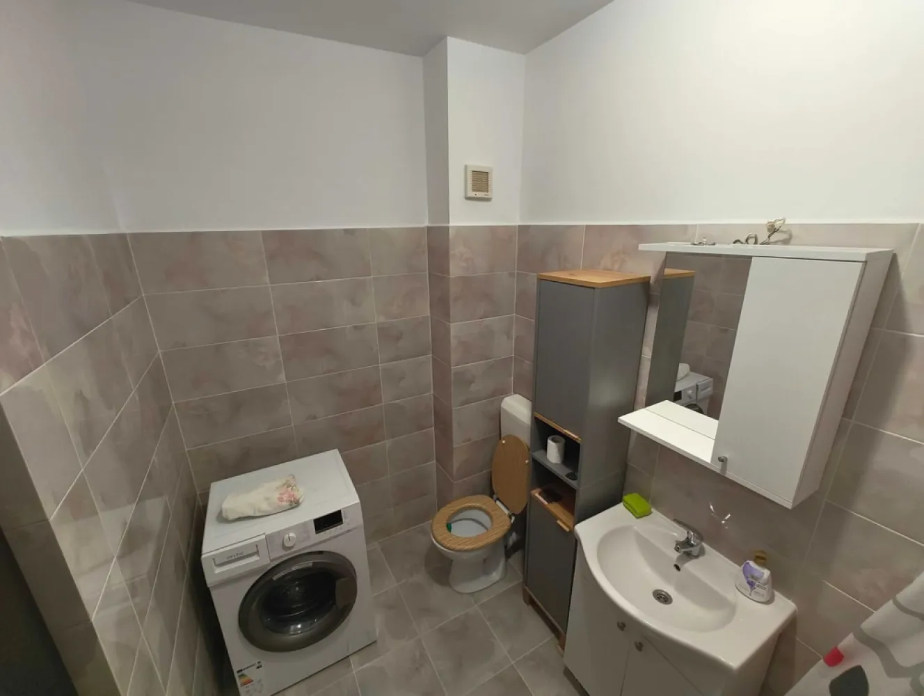 Garsoniera de inchiriat zona Fundeni - Garsoniera spatioasa, suprafata 42 mp, situata la etajul 4 din 5, intr-un bloc cu lift construit in 2015, situat pe strada Marului, la 3 minute distanta de statia STB.

Garsoniera are balcon generos, centrala proprie, faianta, gresie, parchet, geamuri termopan, aer conditionat, usa metalica, interfon.

Camera de zi si bucataria sunt complet utilate.

Zona este linistita, cu multa umbra, imobilul fiind orientat Nord-Sud. Este ferita de zgomotul traficului.

In apropiere regasim: scoli, gradinite, Shop&Go;, restaurant, loc de joaca pentru copii, Campus Scolar nou cu bazin de inot si terenuri pentru alte activitati sportive, Centru Spa.

Va pot trimite mai multe poze pe whatsapp.
