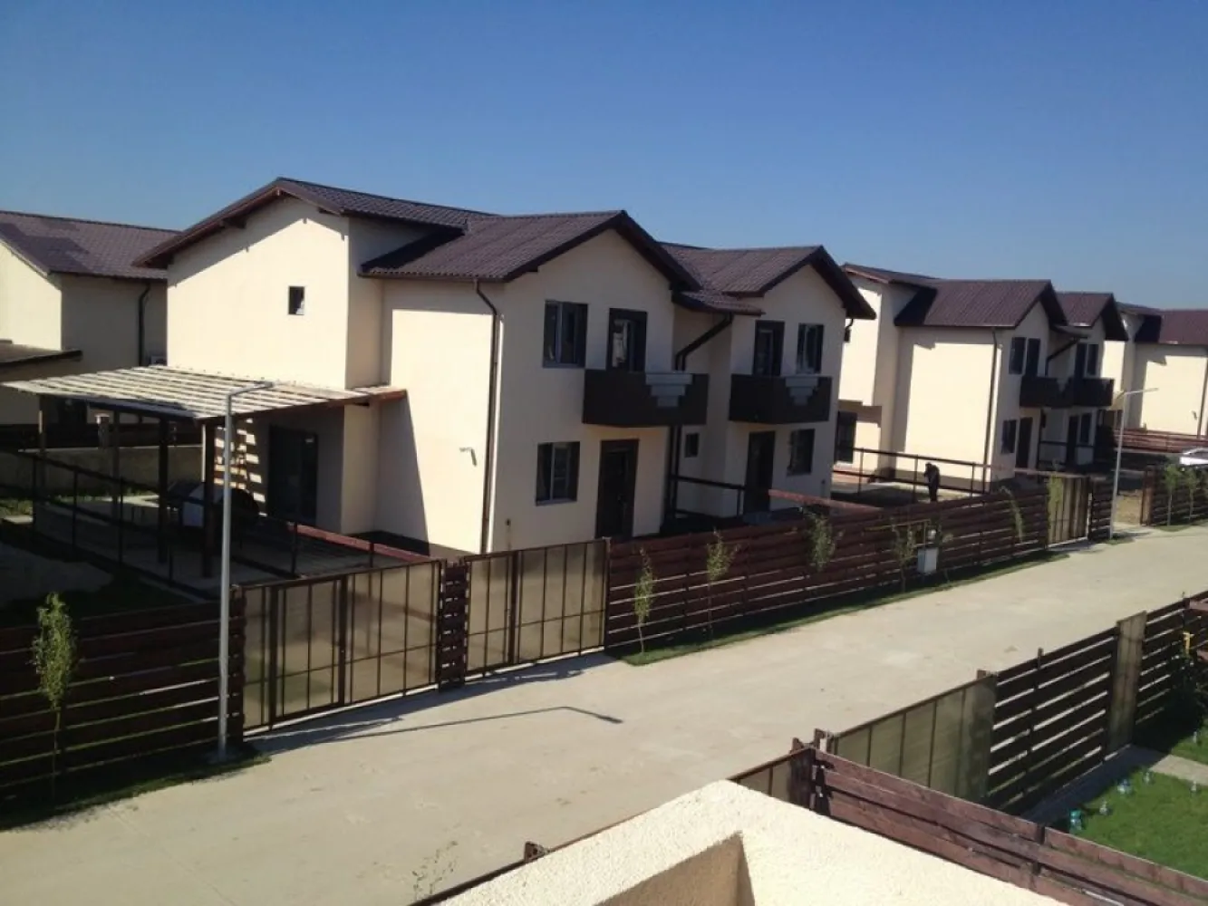 Casa Domnesti Ilfov - DE VANZARE CASA DOMNESTI 
Cartier rezidential 
Constructie 2017
ASFALT,bariera acces,
Suprafata totala 190 m2+70 m2 pod depozitare+ terasa 20 m2+ pavele
Casa nefolosita compusa din 5 camere,
2 bai,magazie (33m2 incorporata in cladire),camera tehnica,antreu.
Parterul de 120 mp este compus din living70 mp,antreu 6 mp,birou 10 mp,magazie incorporats in corpul cladirii cu acces direct din casa de 33 mp.Camera tehnica 2 mp,baie de serviciu.
Etajul de 70 mp cuprinde 3 camere + baie
Pod de 70 mp izolat
Terasa 20 mp
Pavele.
ASFALT,bariera acces
Teren 225 m2
180.000 EURO
Pt mai multe detalii si poze ma contactati in privat