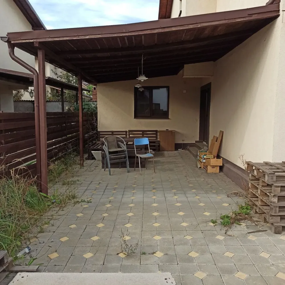 Casa Domnesti Ilfov - DE VANZARE CASA DOMNESTI 
Cartier rezidential 
Constructie 2017
ASFALT,bariera acces,
Suprafata totala 190 m2+70 m2 pod depozitare+ terasa 20 m2+ pavele
Casa nefolosita compusa din 5 camere,
2 bai,magazie (33m2 incorporata in cladire),camera tehnica,antreu.
Parterul de 120 mp este compus din living70 mp,antreu 6 mp,birou 10 mp,magazie incorporats in corpul cladirii cu acces direct din casa de 33 mp.Camera tehnica 2 mp,baie de serviciu.
Etajul de 70 mp cuprinde 3 camere + baie
Pod de 70 mp izolat
Terasa 20 mp
Pavele.
ASFALT,bariera acces
Teren 225 m2
180.000 EURO
Pt mai multe detalii si poze ma contactati in privat
