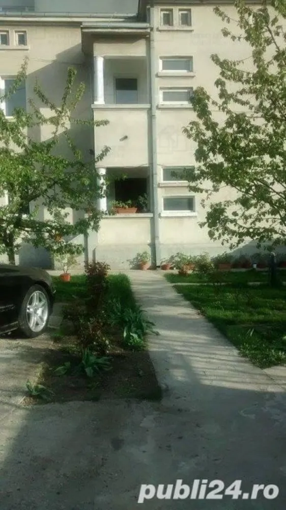 Parter Vila apartament Serban Voda 207 - De vanzare casa situata intre doua parcuri, Parcul Tineretului (25 m) si Parcul Carol (20 m), chiar la iesire din cute sunt statii RATB si metrou la 250 m. 
Casa reprezinta un etaj al vilei compus din living + dining, 3 dormitoare, 2 bai, 1 balcon,  1 bucatarie,  subsol (pivnita), curte mare. 
Suprafata teren 500 m,  amprenta casei 150 m, suparafata  utila2 110 m, 2 locuri de parcare,  situata pe colt are intrari din 2 strazi, Incalzire: Centrala proprie, Stadiul constructiei: Finalizat, numar camere: 4, numar loc de parcare: 2, numar bai: 2, suprafata utila: 110, suprafata totala: 500, suprafata construita: 150, anul constructiei: 1950