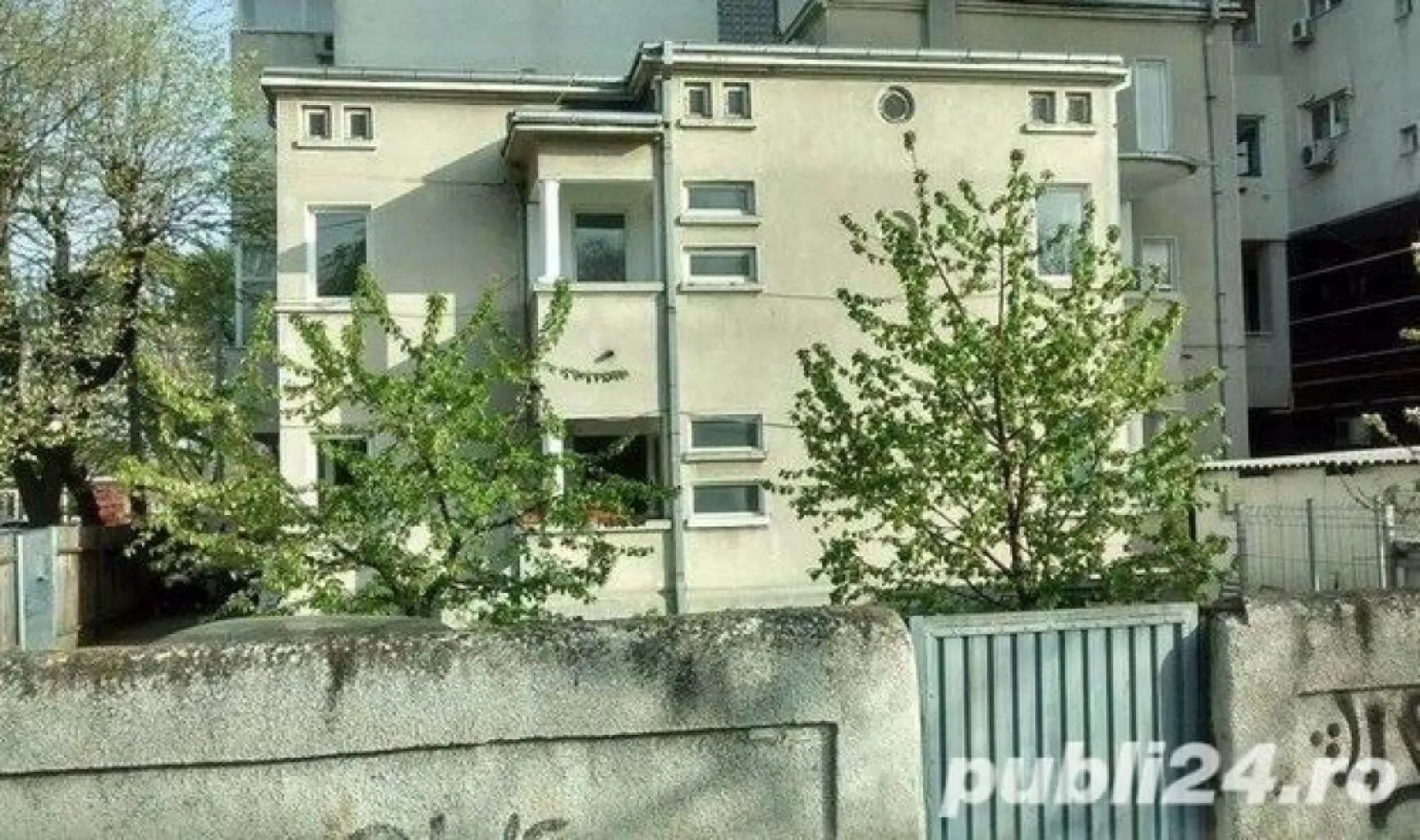 Parter Vila apartament Serban Voda 207 - De vanzare casa situata intre doua parcuri, Parcul Tineretului (25 m) si Parcul Carol (20 m), chiar la iesire din cute sunt statii RATB si metrou la 250 m. 
Casa reprezinta un etaj al vilei compus din living + dining, 3 dormitoare, 2 bai, 1 balcon,  1 bucatarie,  subsol (pivnita), curte mare. 
Suprafata teren 500 m,  amprenta casei 150 m, suparafata  utila2 110 m, 2 locuri de parcare,  situata pe colt are intrari din 2 strazi, Incalzire: Centrala proprie, Stadiul constructiei: Finalizat, numar camere: 4, numar loc de parcare: 2, numar bai: 2, suprafata utila: 110, suprafata totala: 500, suprafata construita: 150, anul constructiei: 1950