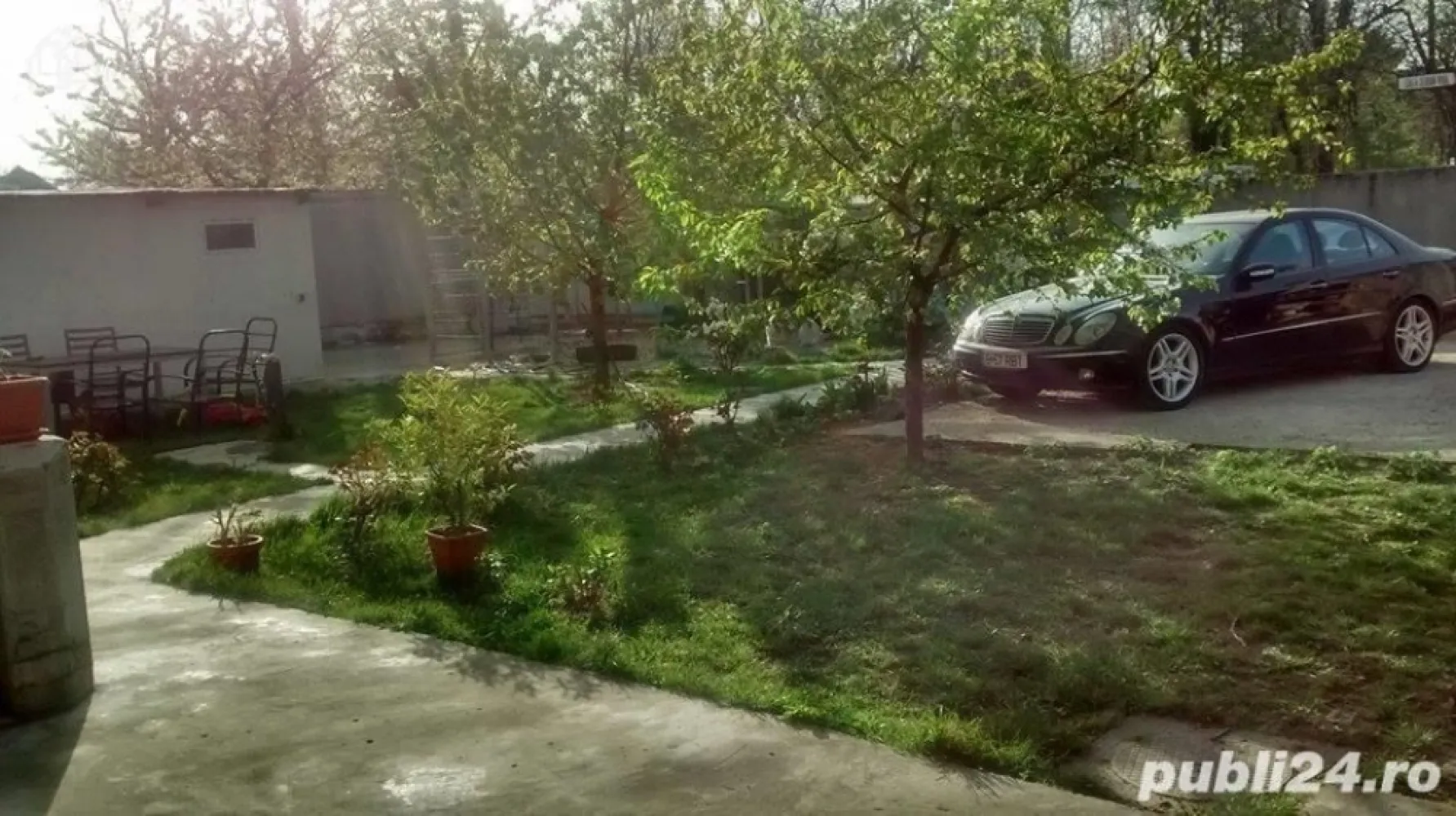 Parter Vila apartament Serban Voda 207 - De vanzare casa situata intre doua parcuri, Parcul Tineretului (25 m) si Parcul Carol (20 m), chiar la iesire din cute sunt statii RATB si metrou la 250 m. 
Casa reprezinta un etaj al vilei compus din living + dining, 3 dormitoare, 2 bai, 1 balcon,  1 bucatarie,  subsol (pivnita), curte mare. 
Suprafata teren 500 m,  amprenta casei 150 m, suparafata  utila2 110 m, 2 locuri de parcare,  situata pe colt are intrari din 2 strazi, Incalzire: Centrala proprie, Stadiul constructiei: Finalizat, numar camere: 4, numar loc de parcare: 2, numar bai: 2, suprafata utila: 110, suprafata totala: 500, suprafata construita: 150, anul constructiei: 1950