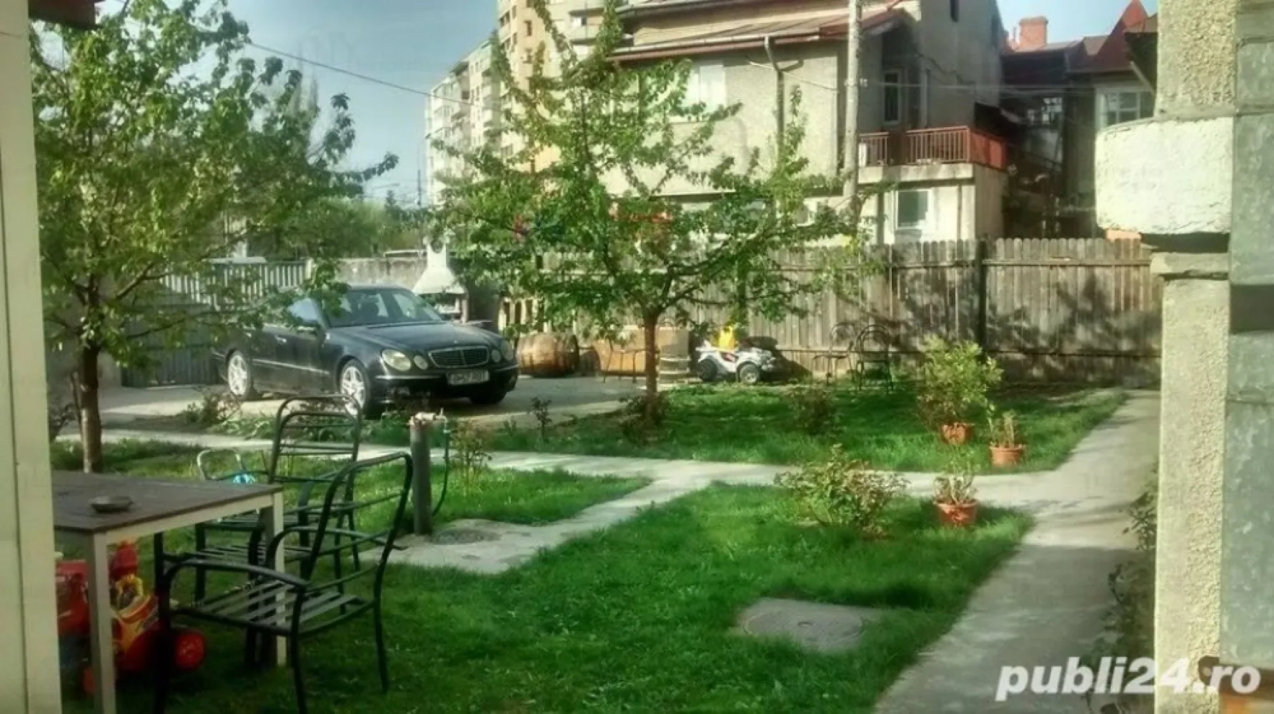Parter Vila apartament Serban Voda 207 - De vanzare casa situata intre doua parcuri, Parcul Tineretului (25 m) si Parcul Carol (20 m), chiar la iesire din cute sunt statii RATB si metrou la 250 m. 
Casa reprezinta un etaj al vilei compus din living + dining, 3 dormitoare, 2 bai, 1 balcon,  1 bucatarie,  subsol (pivnita), curte mare. 
Suprafata teren 500 m,  amprenta casei 150 m, suparafata  utila2 110 m, 2 locuri de parcare,  situata pe colt are intrari din 2 strazi, Incalzire: Centrala proprie, Stadiul constructiei: Finalizat, numar camere: 4, numar loc de parcare: 2, numar bai: 2, suprafata utila: 110, suprafata totala: 500, suprafata construita: 150, anul constructiei: 1950