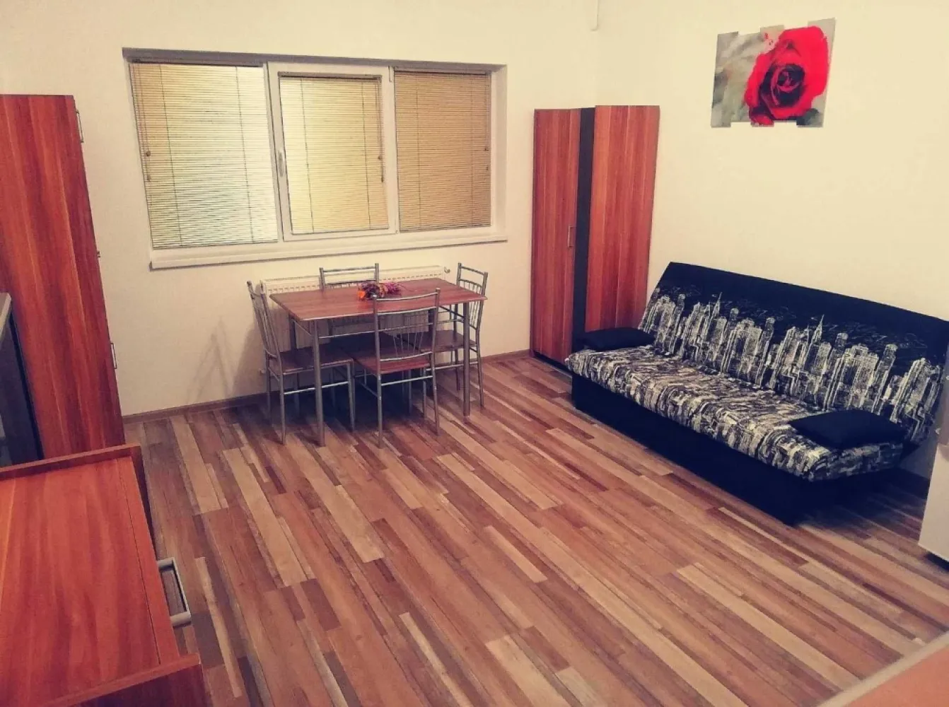 Garsoniera APARTAMENT 2 camere cu curte Bucuresti-Popesti IF Lidl Mega - APARTAMENT 2 camere cu curte Bucuresti-Popesti Leordeni Ilfov
 Apartamentul este situat la granita dintre Bucuresti sect 4 si Popesti Leordeni,
 pe sos Oltenitei langa Lidl si Mega.
 Este la parter si are si un balcon/terasa deschisa, intr-un bloc cu doua etaje, cu o singura scara.
 Totul este contorizat (cu centrala) costuri mici la utilitati.
 Raspund si la mesaje pe OLX Multumesc anticipat!
Sunt particular nu agentie.