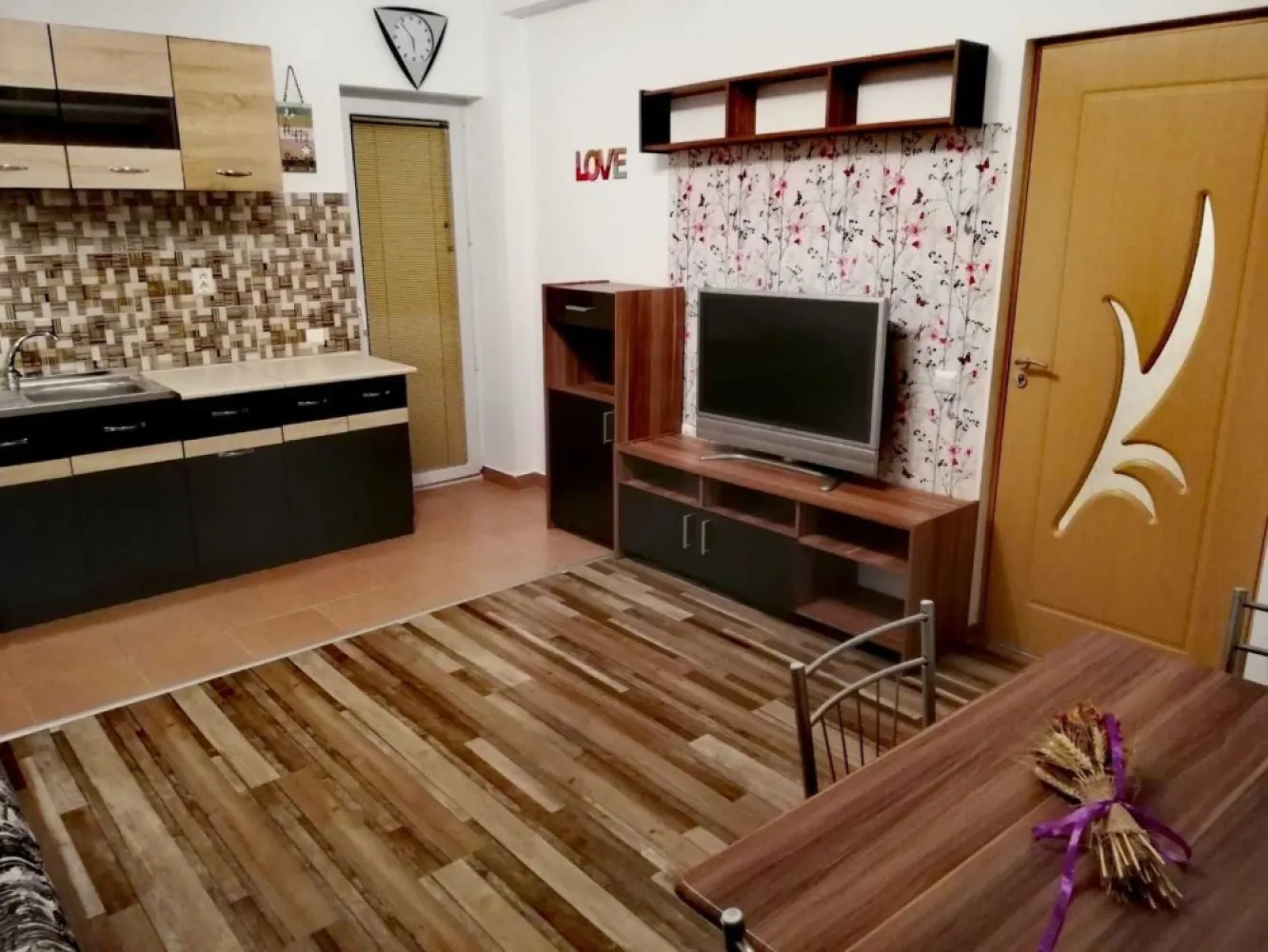 Garsoniera APARTAMENT 2 camere cu curte Bucuresti-Popesti IF Lidl Mega - APARTAMENT 2 camere cu curte Bucuresti-Popesti Leordeni Ilfov
 Apartamentul este situat la granita dintre Bucuresti sect 4 si Popesti Leordeni,
 pe sos Oltenitei langa Lidl si Mega.
 Este la parter si are si un balcon/terasa deschisa, intr-un bloc cu doua etaje, cu o singura scara.
 Totul este contorizat (cu centrala) costuri mici la utilitati.
 Raspund si la mesaje pe OLX Multumesc anticipat!
Sunt particular nu agentie.