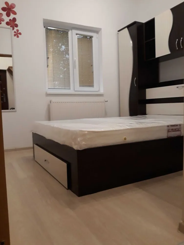 Garsoniera APARTAMENT 2 camere cu curte Bucuresti-Popesti IF Lidl Mega - APARTAMENT 2 camere cu curte Bucuresti-Popesti Leordeni Ilfov
 Apartamentul este situat la granita dintre Bucuresti sect 4 si Popesti Leordeni,
 pe sos Oltenitei langa Lidl si Mega.
 Este la parter si are si un balcon/terasa deschisa, intr-un bloc cu doua etaje, cu o singura scara.
 Totul este contorizat (cu centrala) costuri mici la utilitati.
 Raspund si la mesaje pe OLX Multumesc anticipat!
Sunt particular nu agentie.