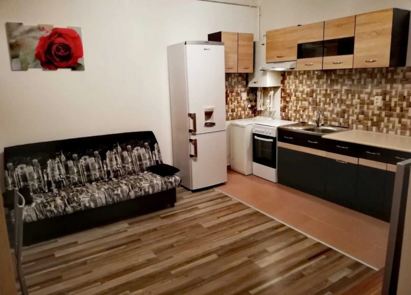 Garsoniera APARTAMENT 2 camere cu curte Bucuresti-Popesti IF Lidl Mega - APARTAMENT 2 camere cu curte Bucuresti-Popesti Leordeni Ilfov
 Apartamentul este situat la granita dintre Bucuresti sect 4 si Popesti Leordeni,
 pe sos Oltenitei langa Lidl si Mega.
 Este la parter si are si un balcon/terasa deschisa, intr-un bloc cu doua etaje, cu o singura scara.
 Totul este contorizat (cu centrala) costuri mici la utilitati.
 Raspund si la mesaje pe OLX Multumesc anticipat!
Sunt particular nu agentie.